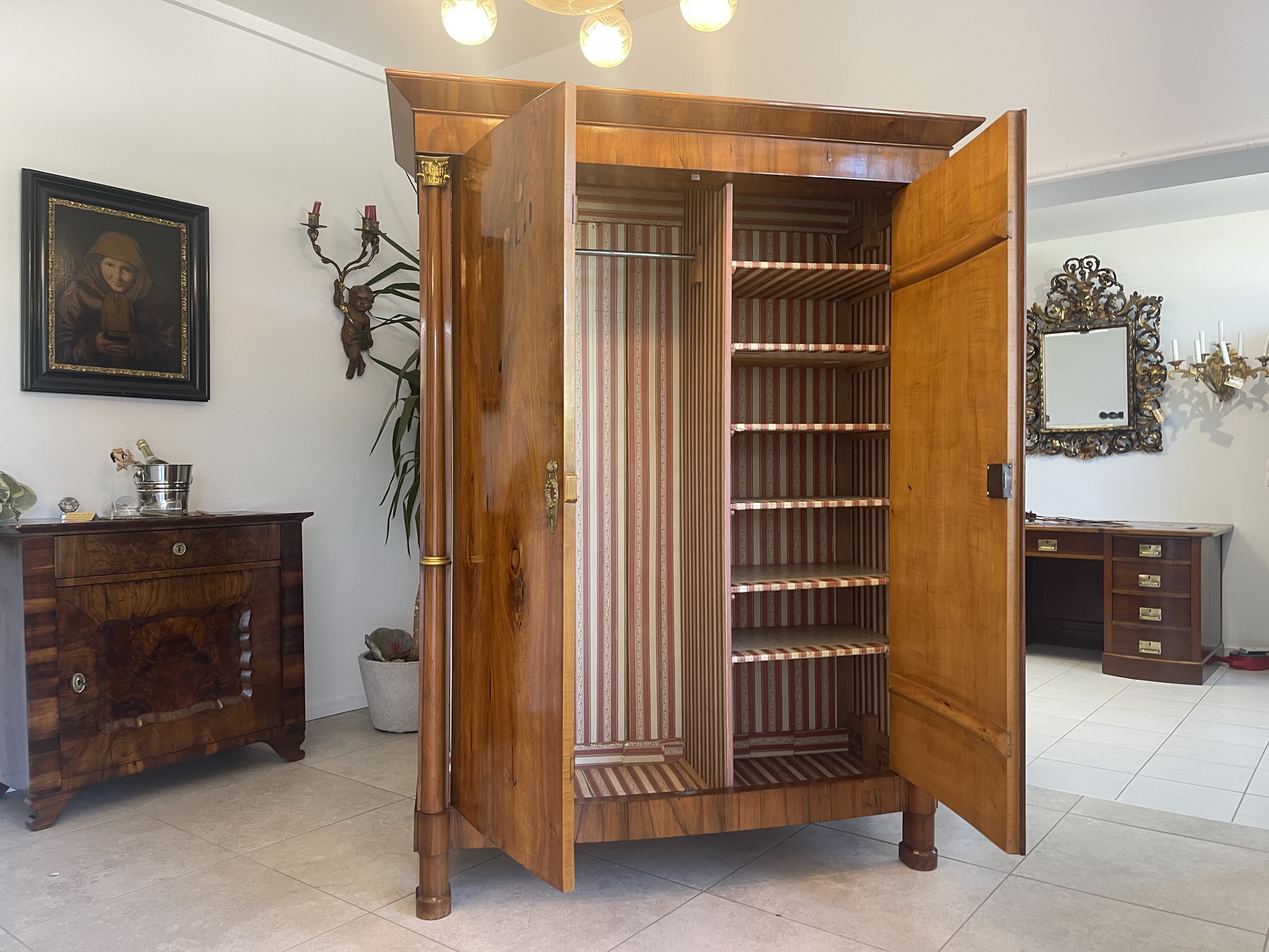 IMG_9643KIviDz7srpTU7 Altrestaurierter Empire Säulenschrank Kleiderkasten Nussholz A4468