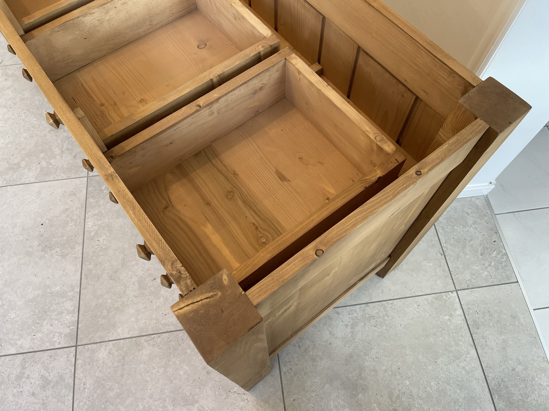 barock-biedermeier_110IA8CVk7OvKk45 Urige Antike Hobelbank, Alte Werkbank aus Eichenholz mit Ladenelement B1192