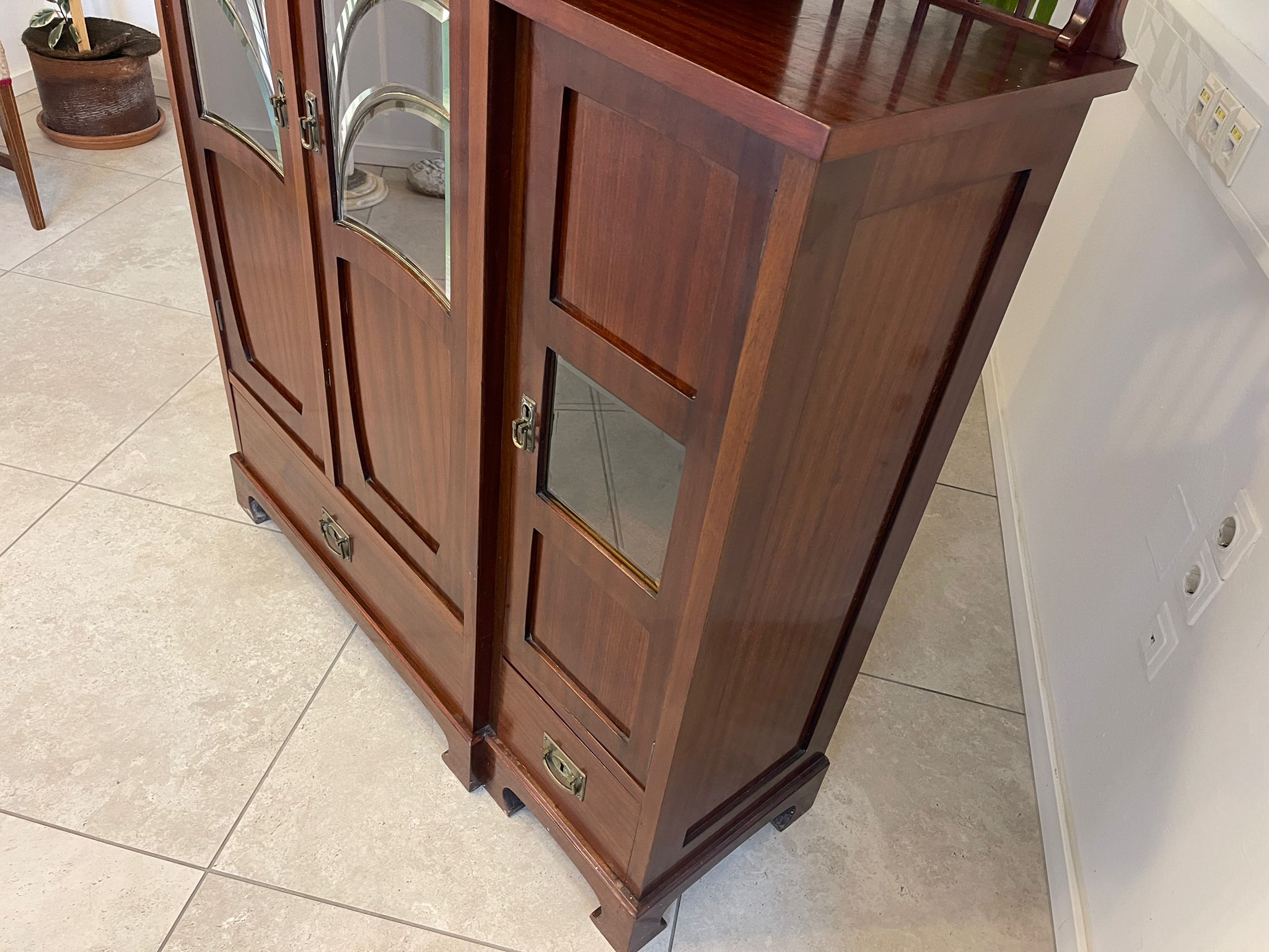 367d782d-a8a0-4d84-a379-2cb335f7ed88 Traum Jugendstil Bücherschrank Vitrine A5124