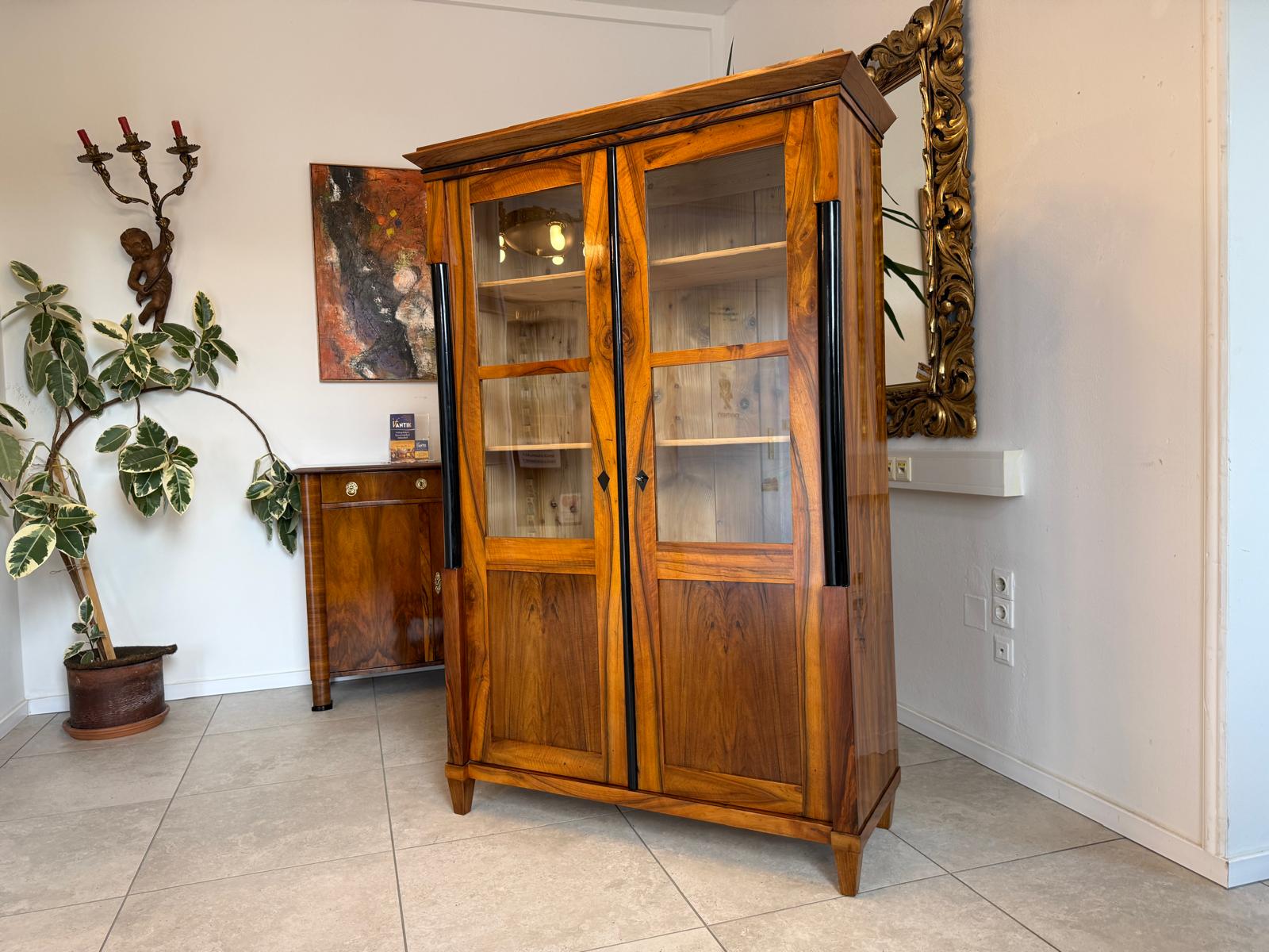 Biedermeier Vitrine Bücherschrank Restauriert Nussbaum Antiquität SALE D2293