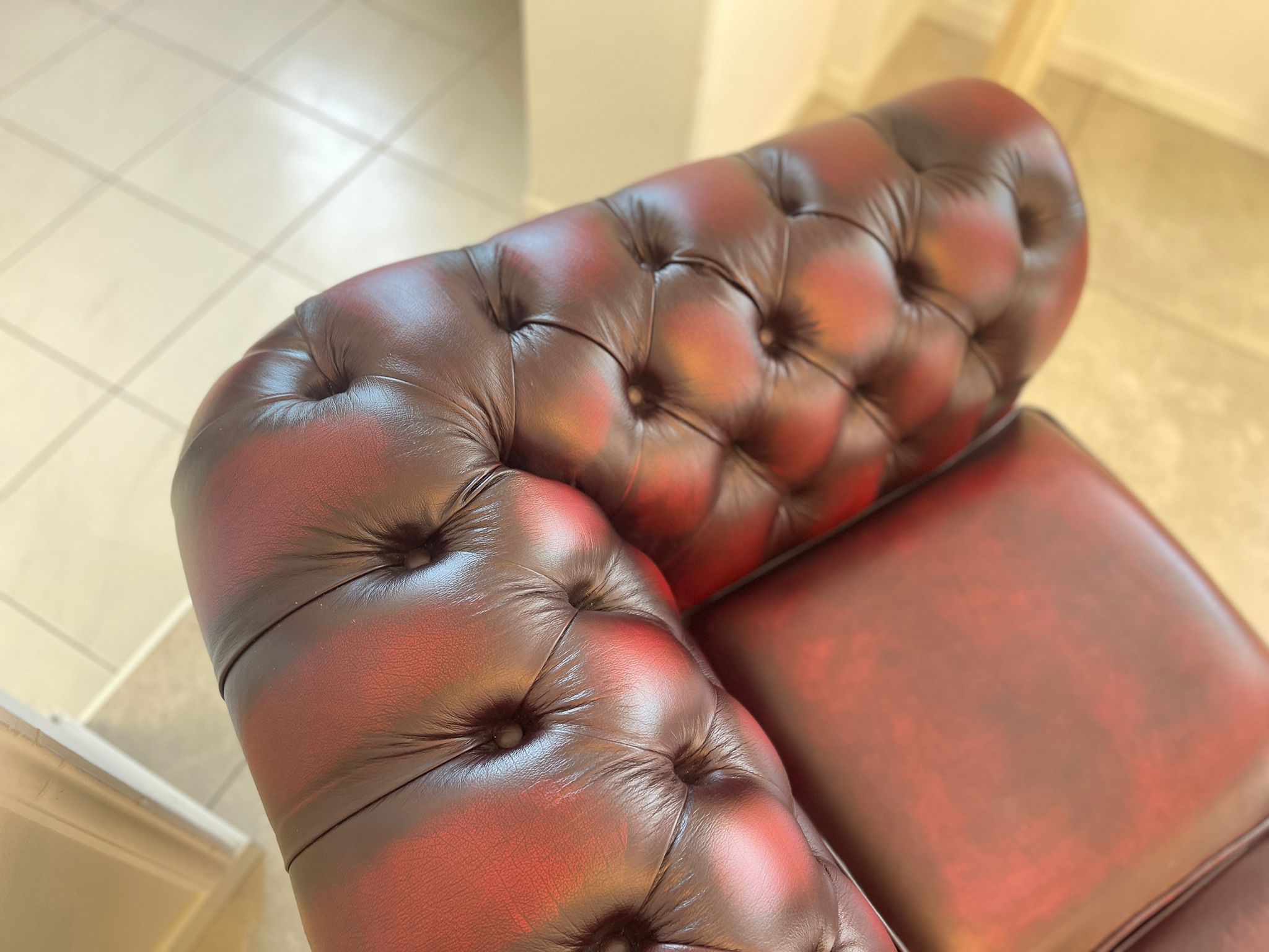 063c28bf-5026-43f8-b31a-a31473adebd4 Chesterfield 4er Clubsofa Couch Oxblood Red A4479