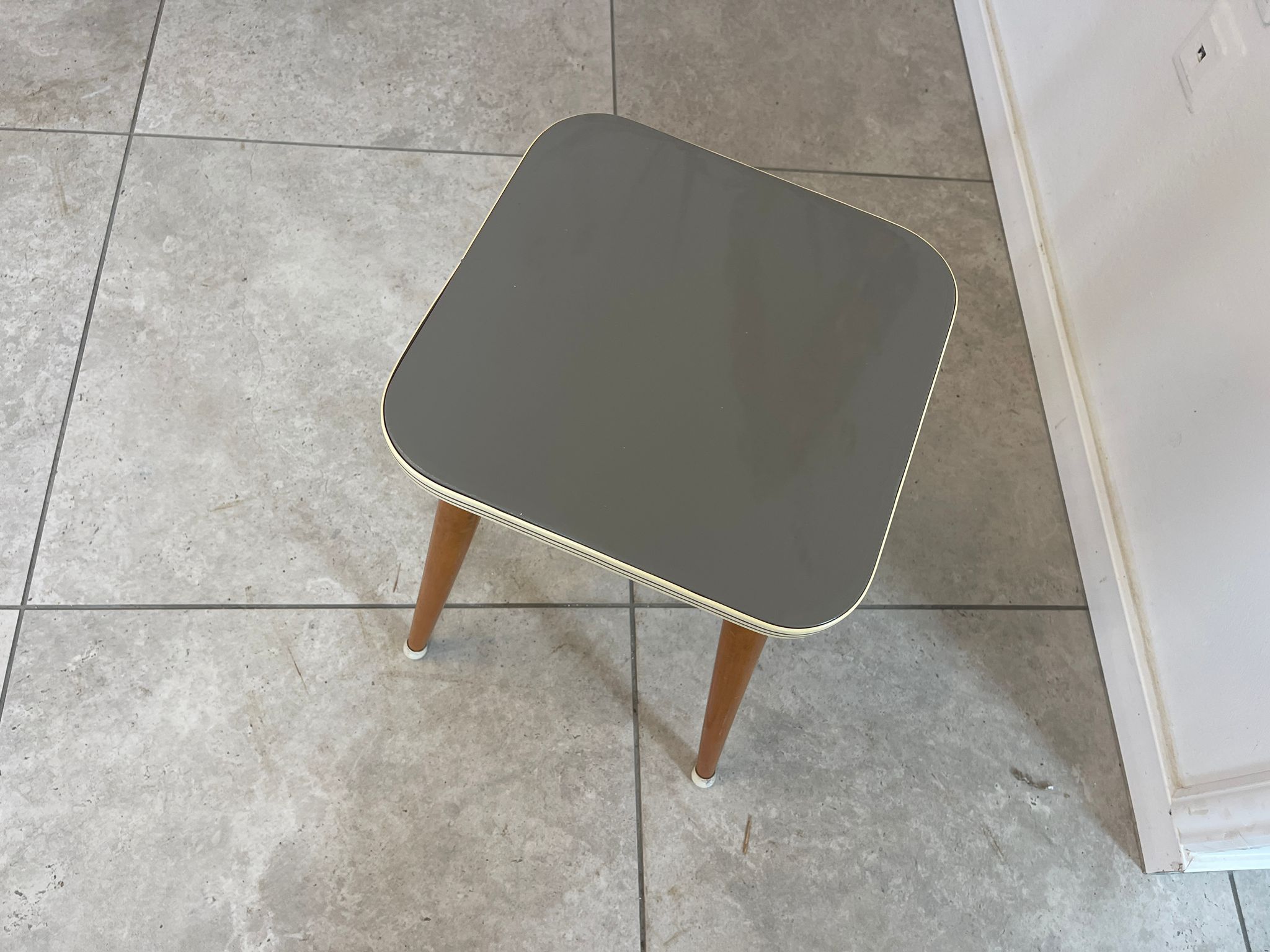 6678b1c9-525c-49ed-aa53-e6234e985c0b 50er Jahre massiv Hocker, Dreibein Beistelltisch Mid Century, stabil, zierlich A4869