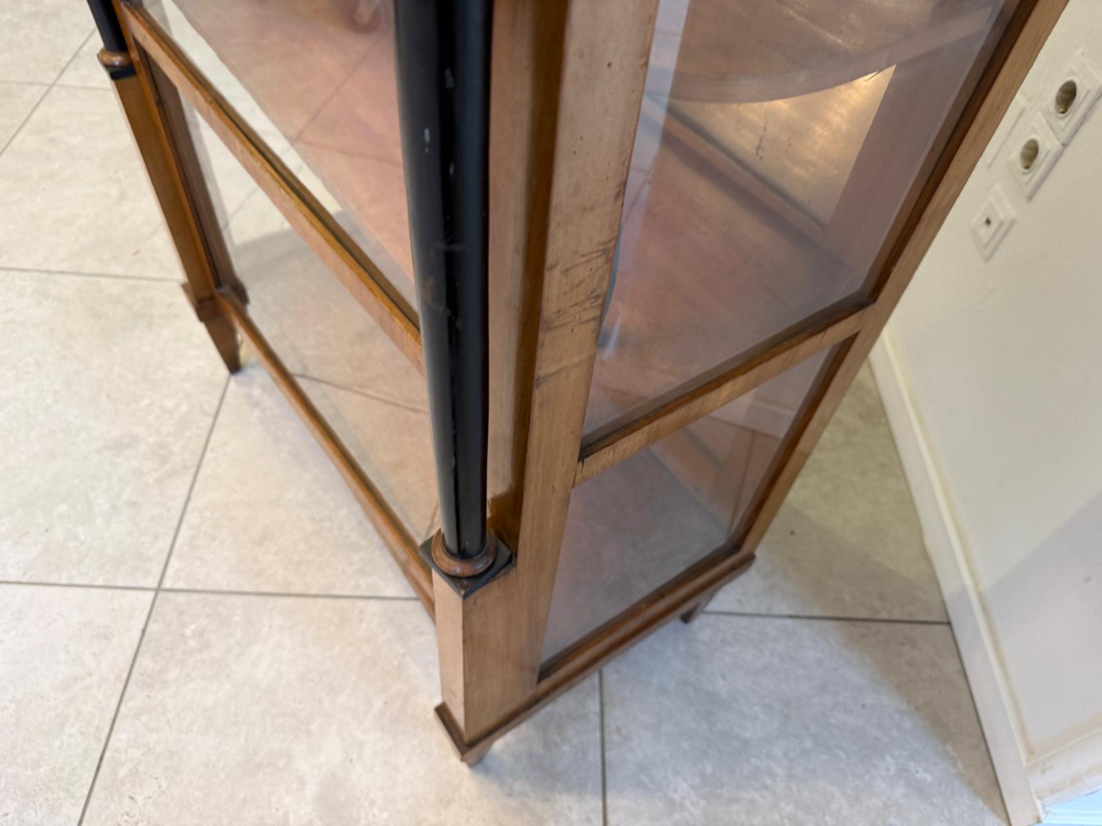 Originale Biedermeier Vitrine Bücherschrank Säulenvitrine Nussholz D1037