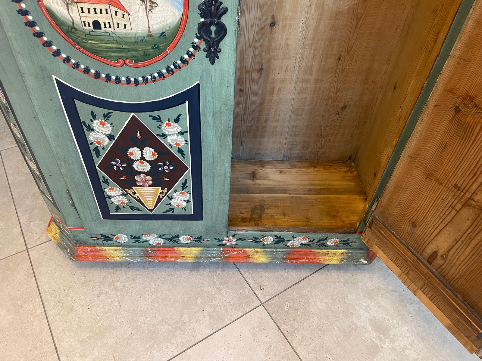 Handbemalter Bauernschrank mit Blumendekor, antiker Bauernkasten G1306