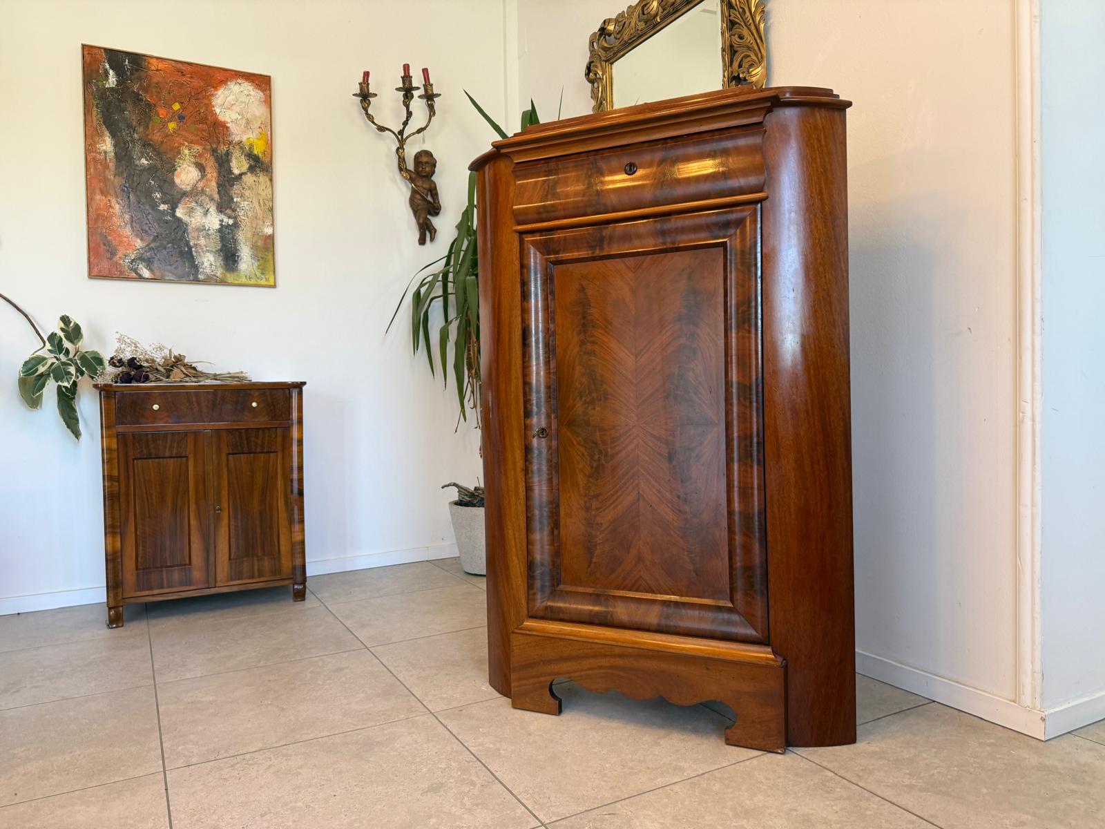 Biedermeier Eckschrank Eckanrichte Originalstück aus Nussholz D2904