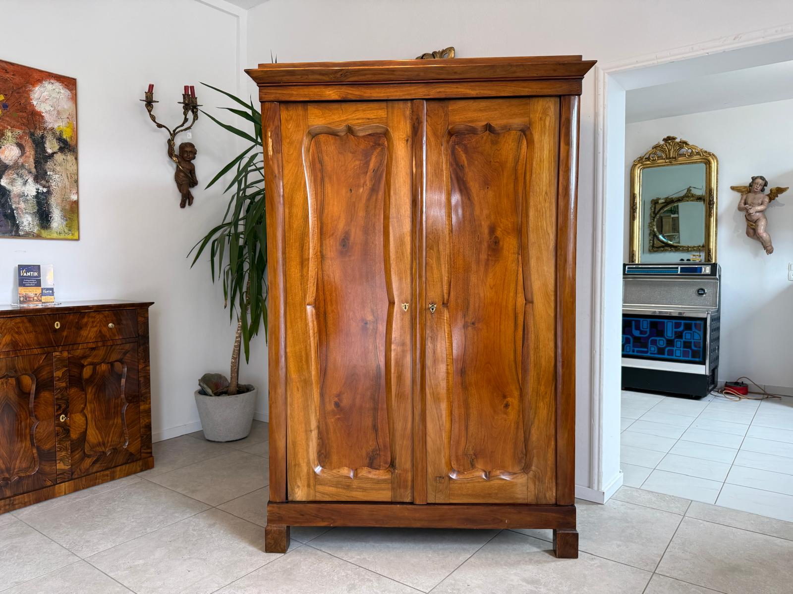 Originaler Biedermeier Schrank mit Nussholz-Furnier Kleiderstange D2467