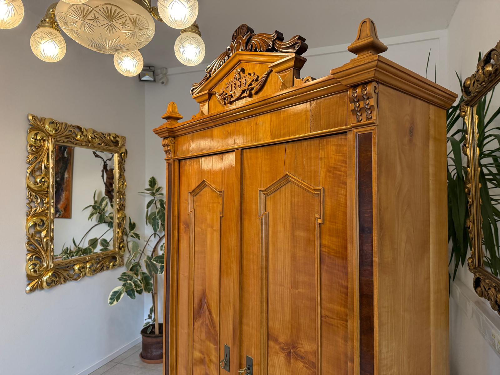 Altrestaurierter Gründerzeit Kasten Kleiderkasten Nussholz Kronenschrank D1065-1