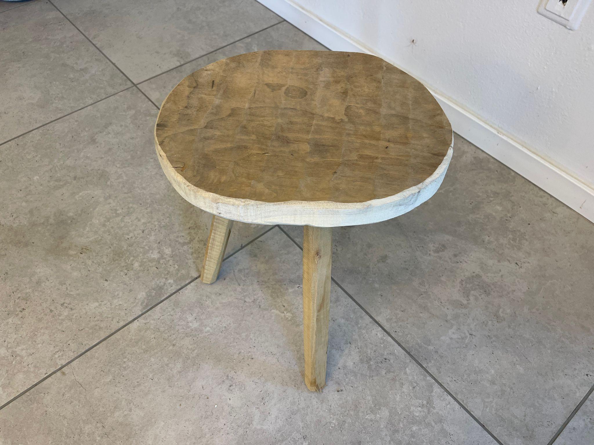 9bd6cf08-2670-4f16-a6b2-10d958f5e0c8 uriger Hocker Fichtenholz Schemel Sitzhocker A4814