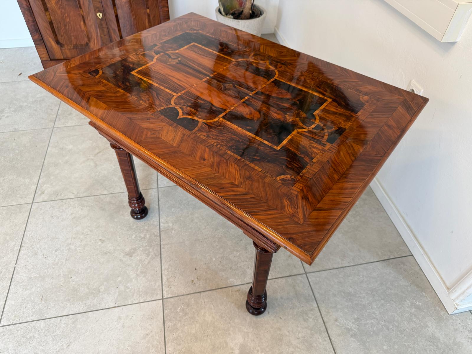 Restaurierter Barock Tisch Nussfurniert Marketiert Anquität G1834-1