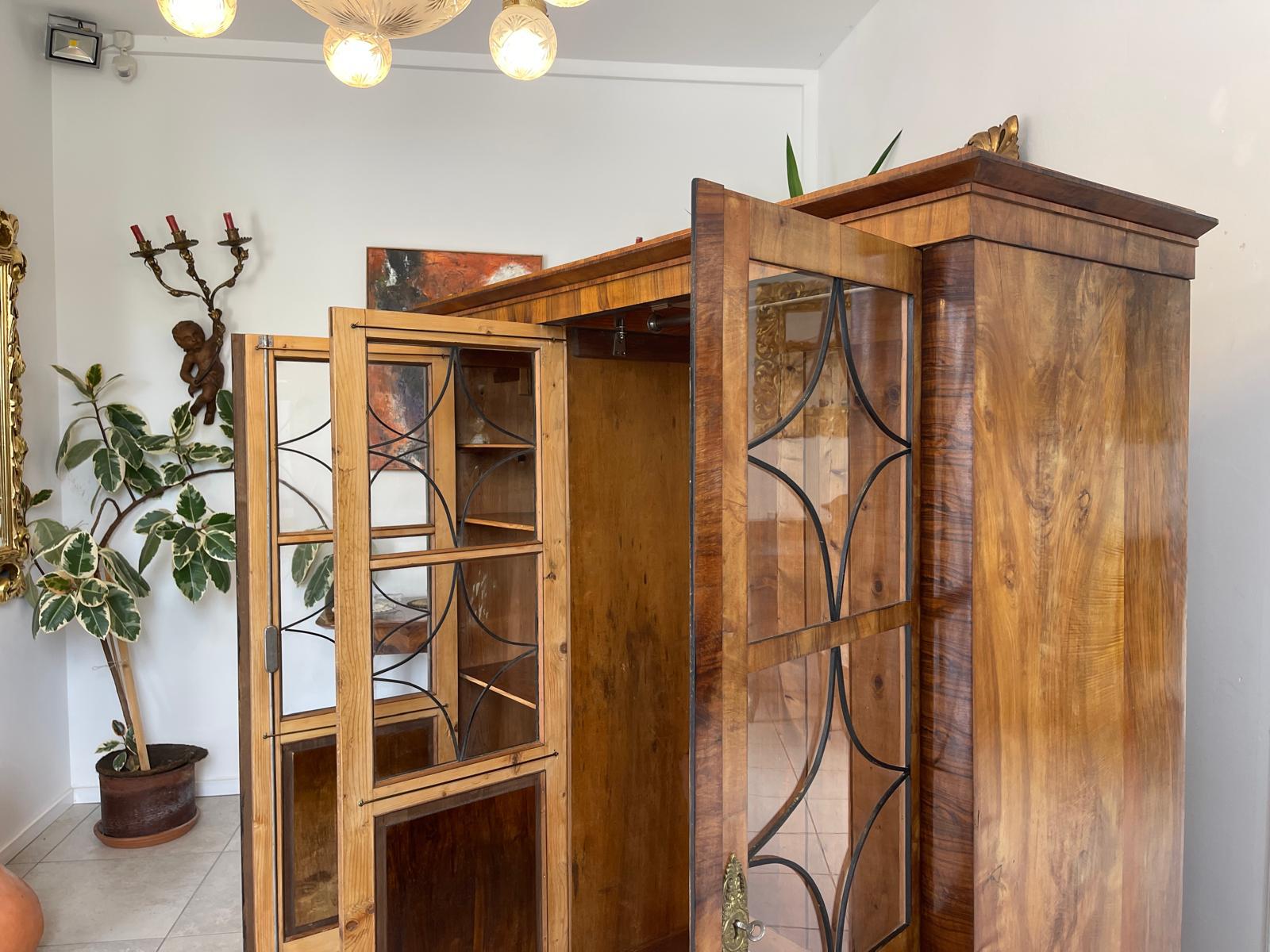 Biedermeier Vitrinenschrank Glasschrank Nussholz Kleiderschrank G1647