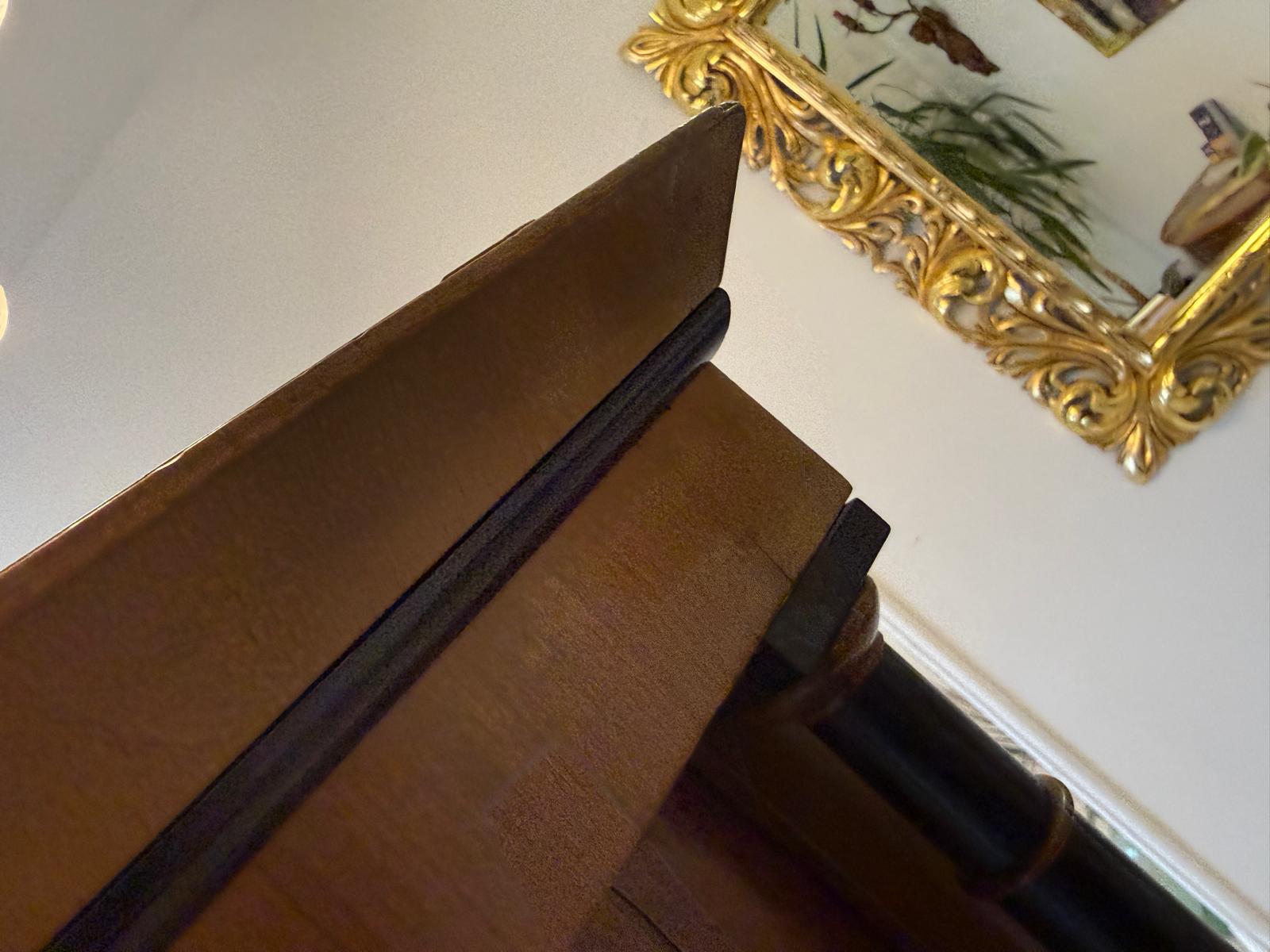 Originale Biedermeier Vitrine Bücherschrank Säulenvitrine Nussholz D1037