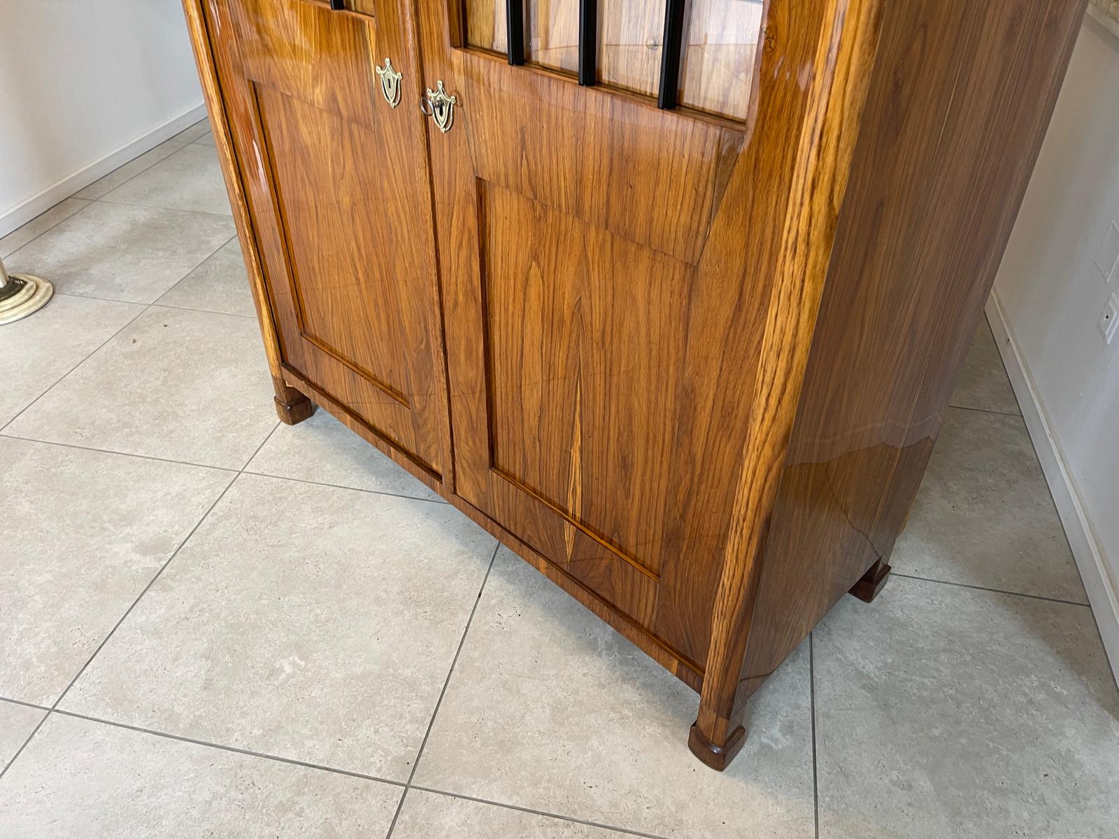 9eb56881-b024-4717-843d-3d067c6cd377-1 Antiquität Sale Biedermeier Vitrine Bücherschrank Nussholz Antiquität A4932