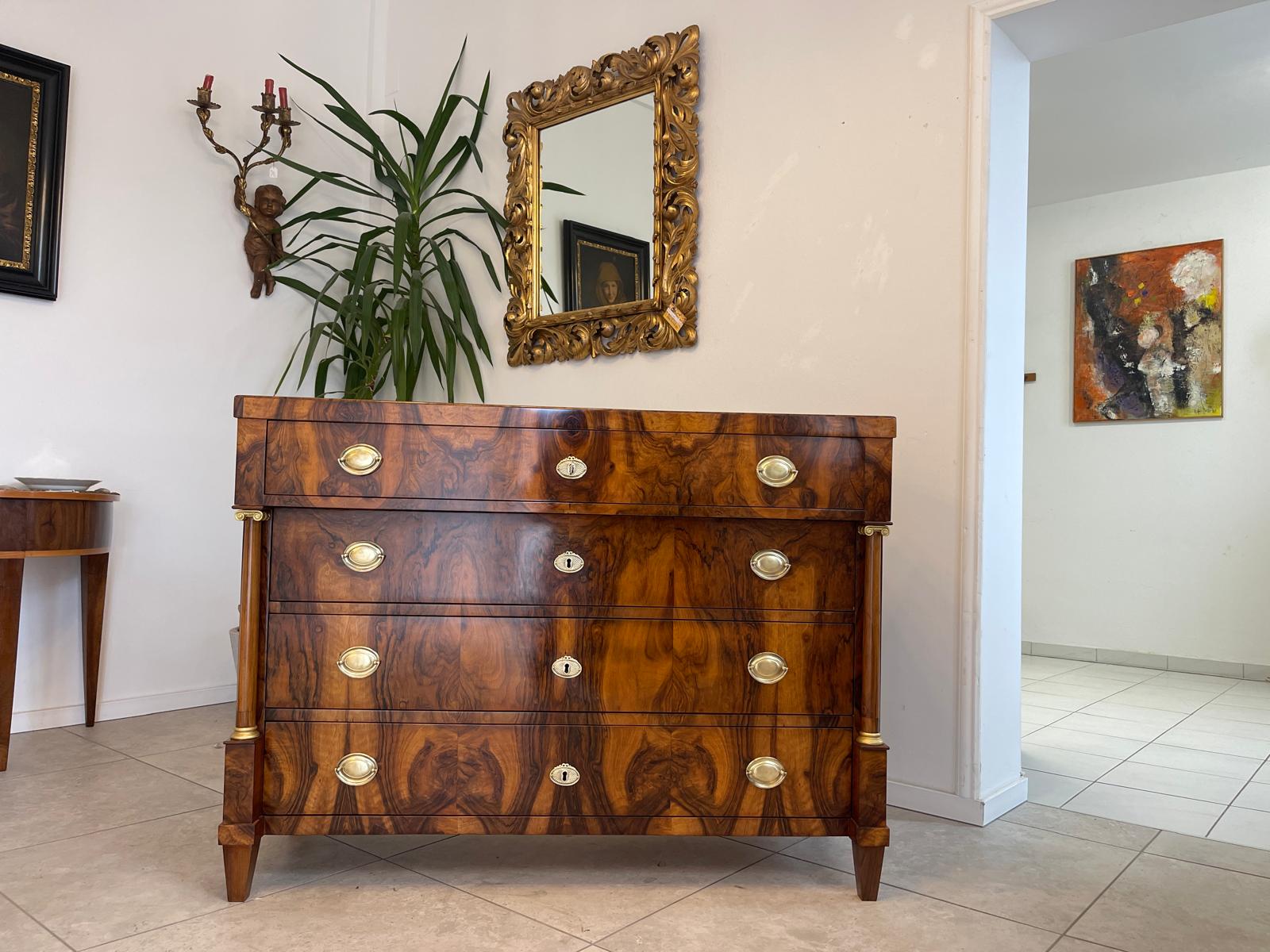 Restaurierte Nussholzfurnierte Empire Kommode Antiquität Säulenkommode G1188