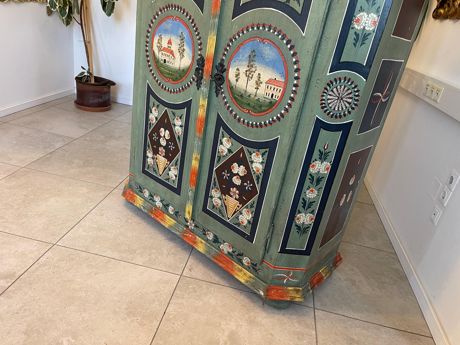 Handbemalter Bauernschrank mit Blumendekor, antiker Bauernkasten G1306