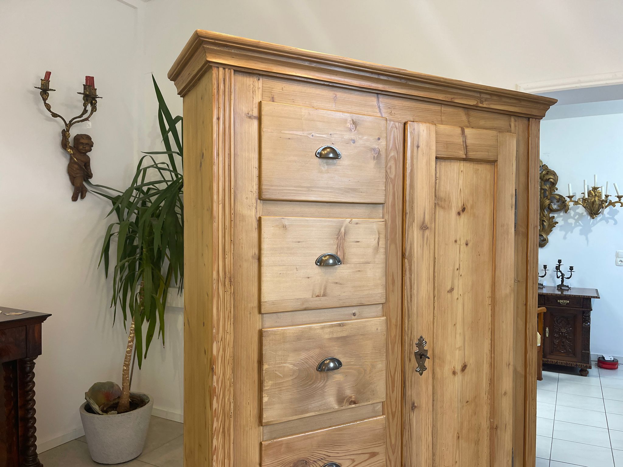 6d42d191-cf58-4048-a9b7-9be6438d4762 Bäuerlicher uriger Brotschrank Almerschrank Speiskasten Bauernkasten A5029
