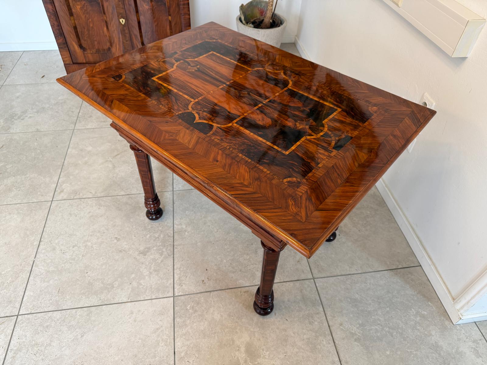 Restaurierter Barock Tisch Nussfurniert Marketiert Anquität G1834-1