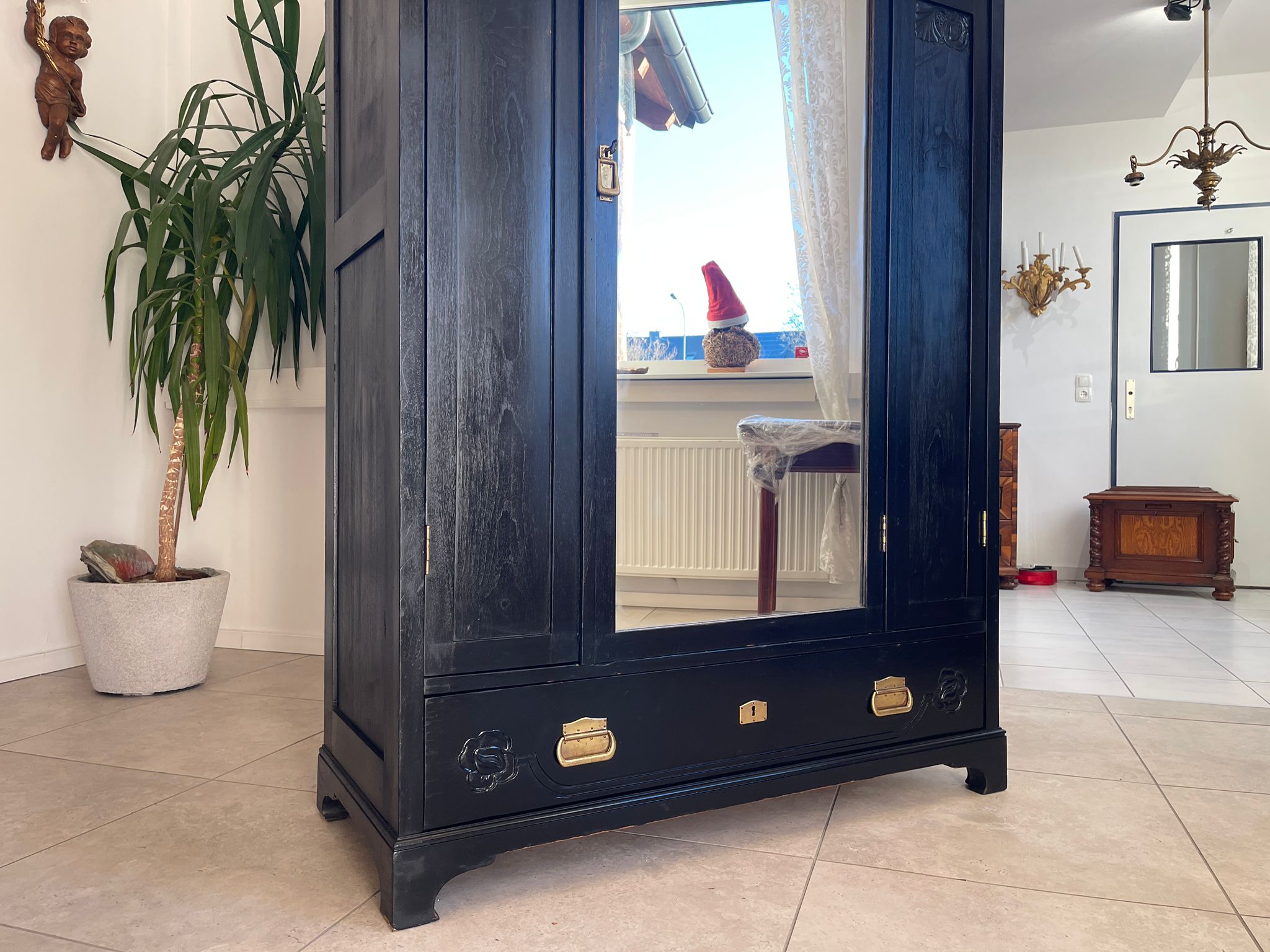 ffd2d54e-68f9-4e0a-a991-215bd24c8984 Jugendstil Spiegelschrank Garderobenschrank Schwarz Schrank A5052