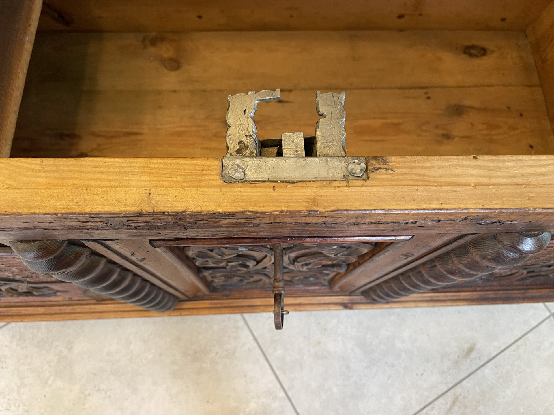 Barock-Biedermeier-122 Originale Barock Truhe Beschnitzt Naturholz A4190