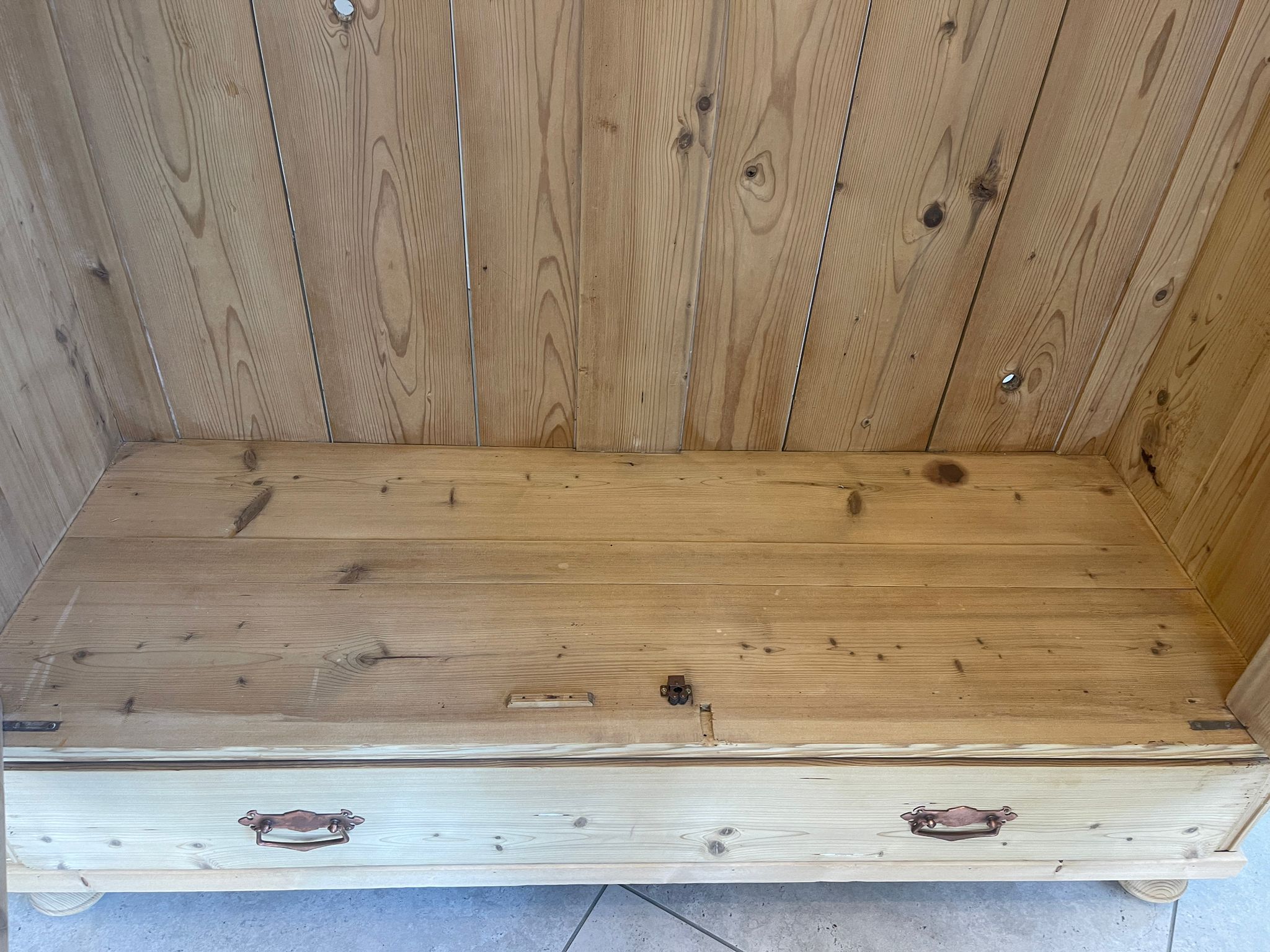 fb456b8a-313f-4bae-ba23-3aba712dbd93 Antiker Bauernschrank Originaler Jugendstil Naturholzschrank A4967