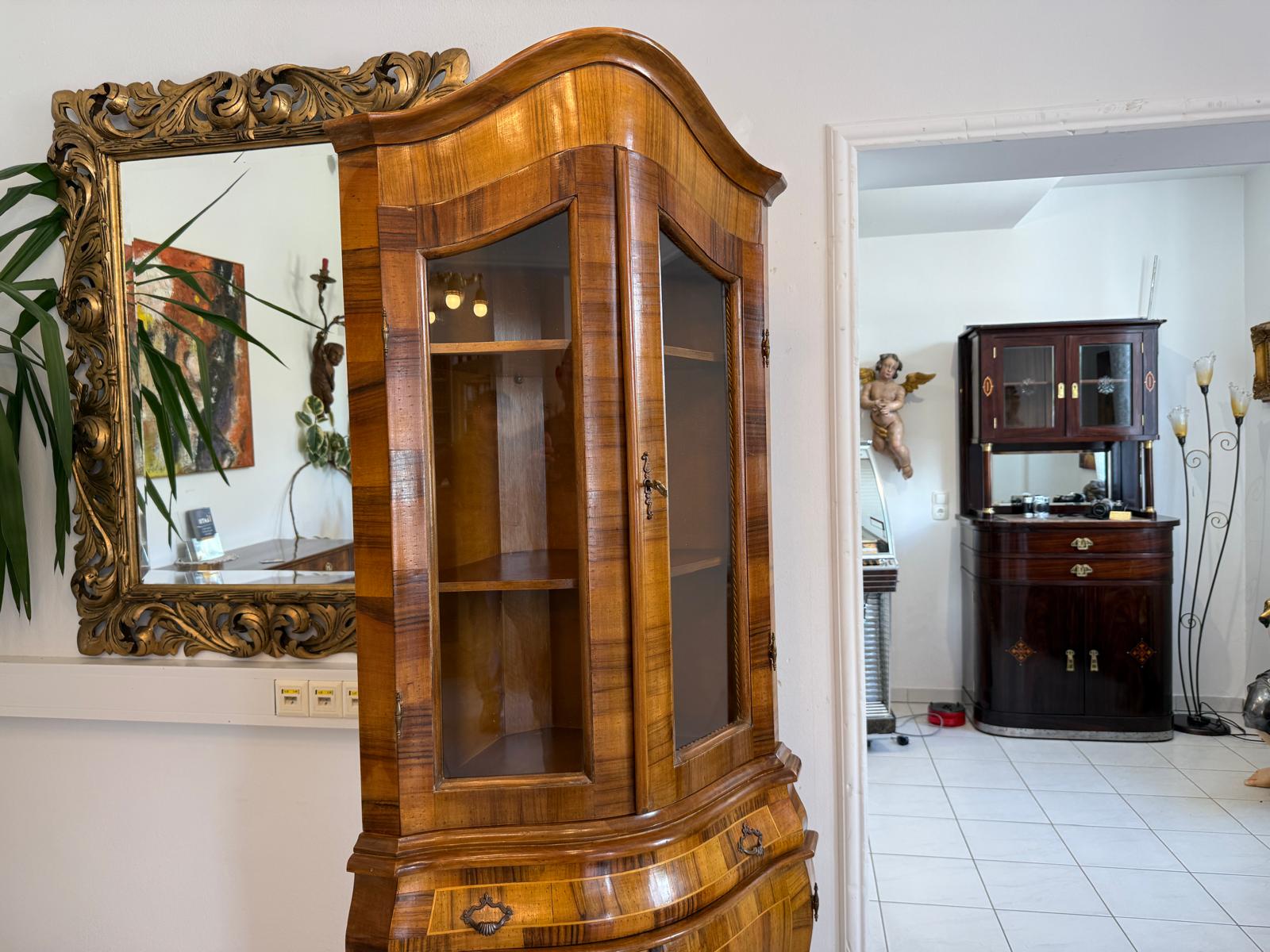 hübsche Vitrine im Barockstil Eckvitrine Eckschrank D2516