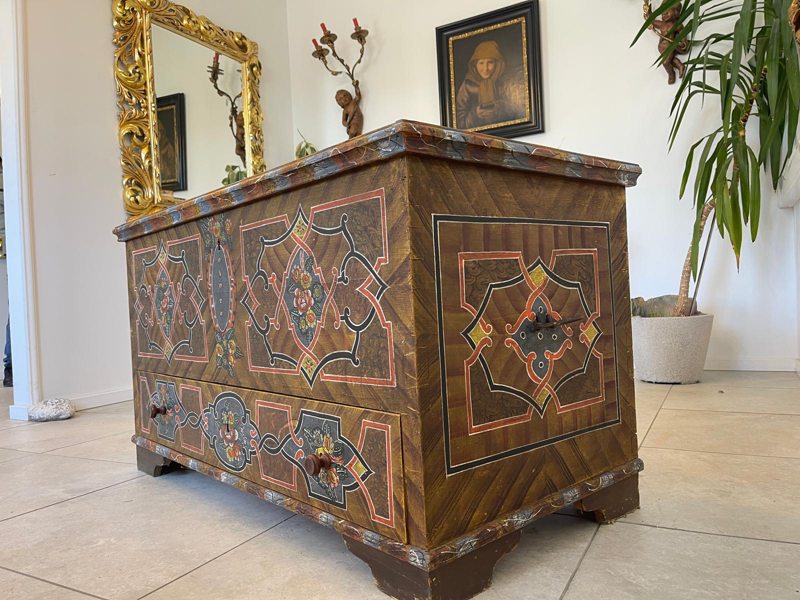 Urige gefasste bemalte Bauerntruhe mit Blumenmotiven G1270