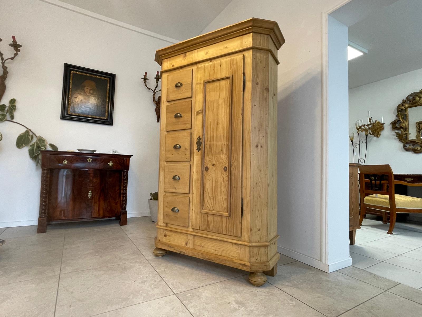 b8d109e5-7034-4a38-a44e-f331a254098a Bäuerlicher uriger Brotschrank Almerschrank Speiskasten Bauernkasten A5036