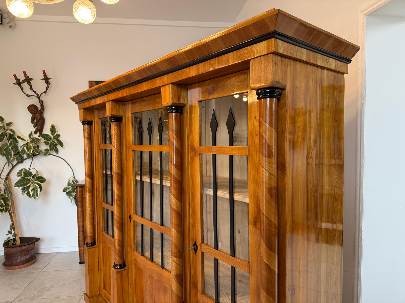 Biedermeier Vitrine  Bücherschrank Restauriert Nussbaum SALE D2295  