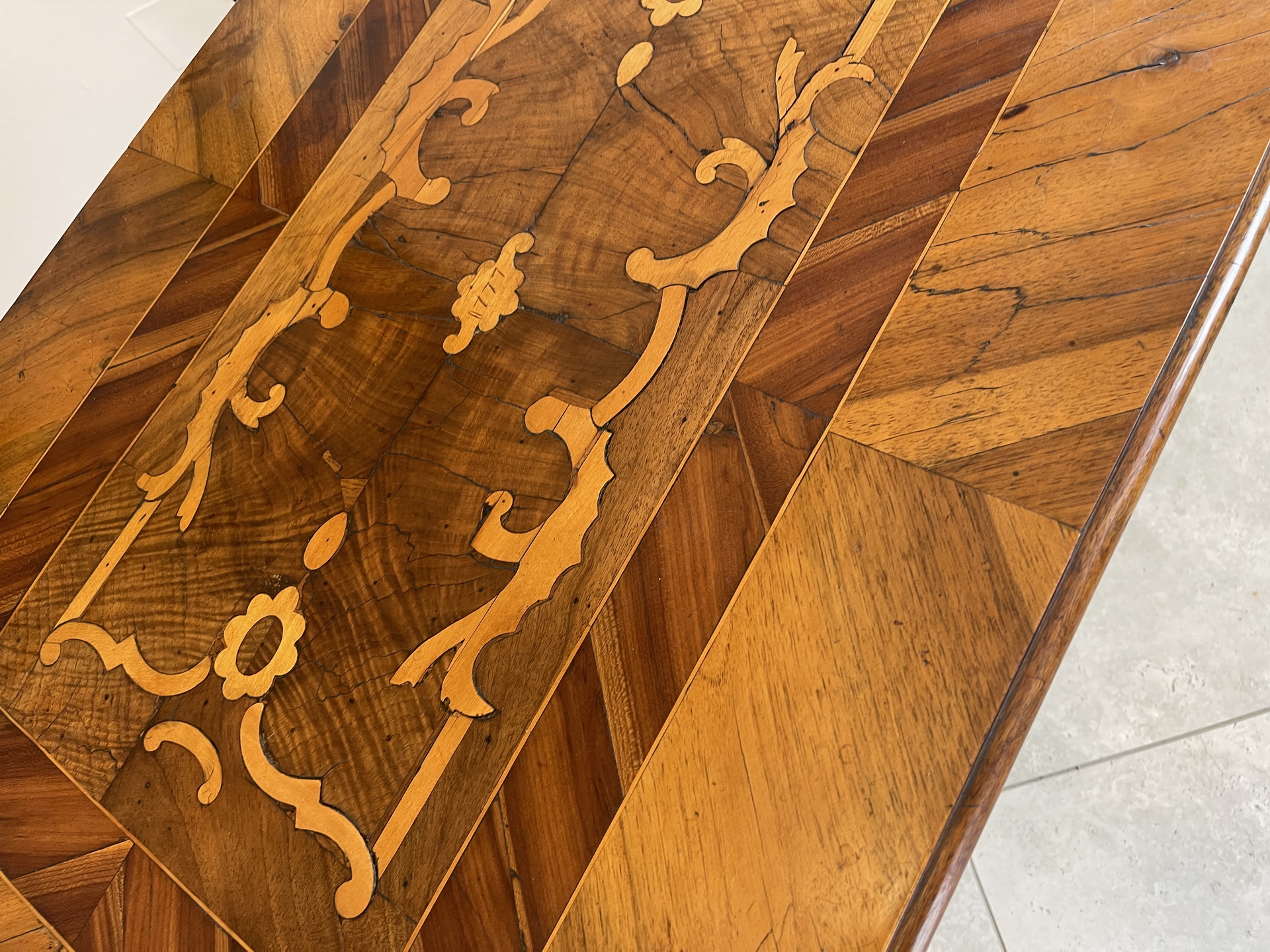 Barock-Biedermeier-195 Originaler Barock Beistelltisch Antik Spieltisch aus Nussholz A4195