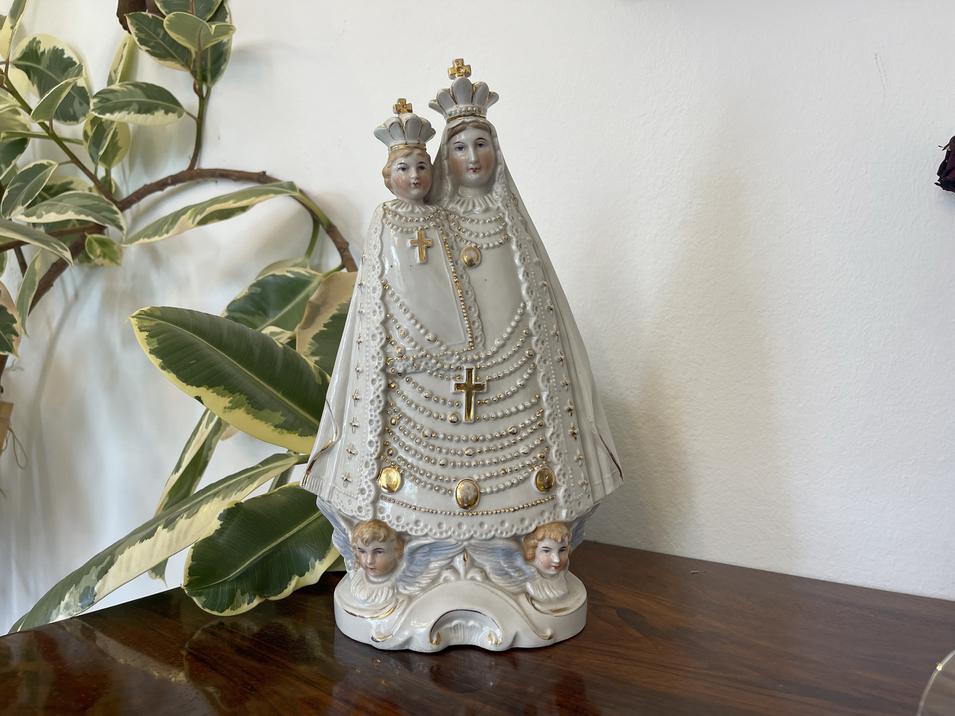 Heiligenfigur Mutter Gottes mit Kind Porzellanfigur Mariazell - Gnadenmutter A4414