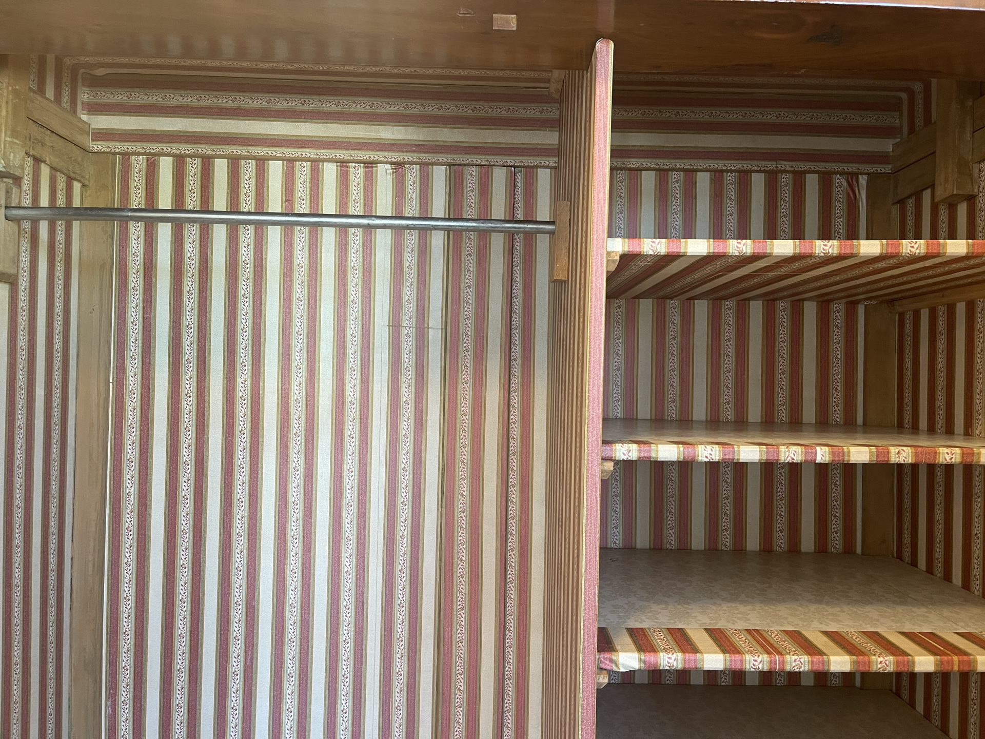 IMG_96440w3RXYYuBdAKC Altrestaurierter Empire Säulenschrank Kleiderkasten Nussholz A4468