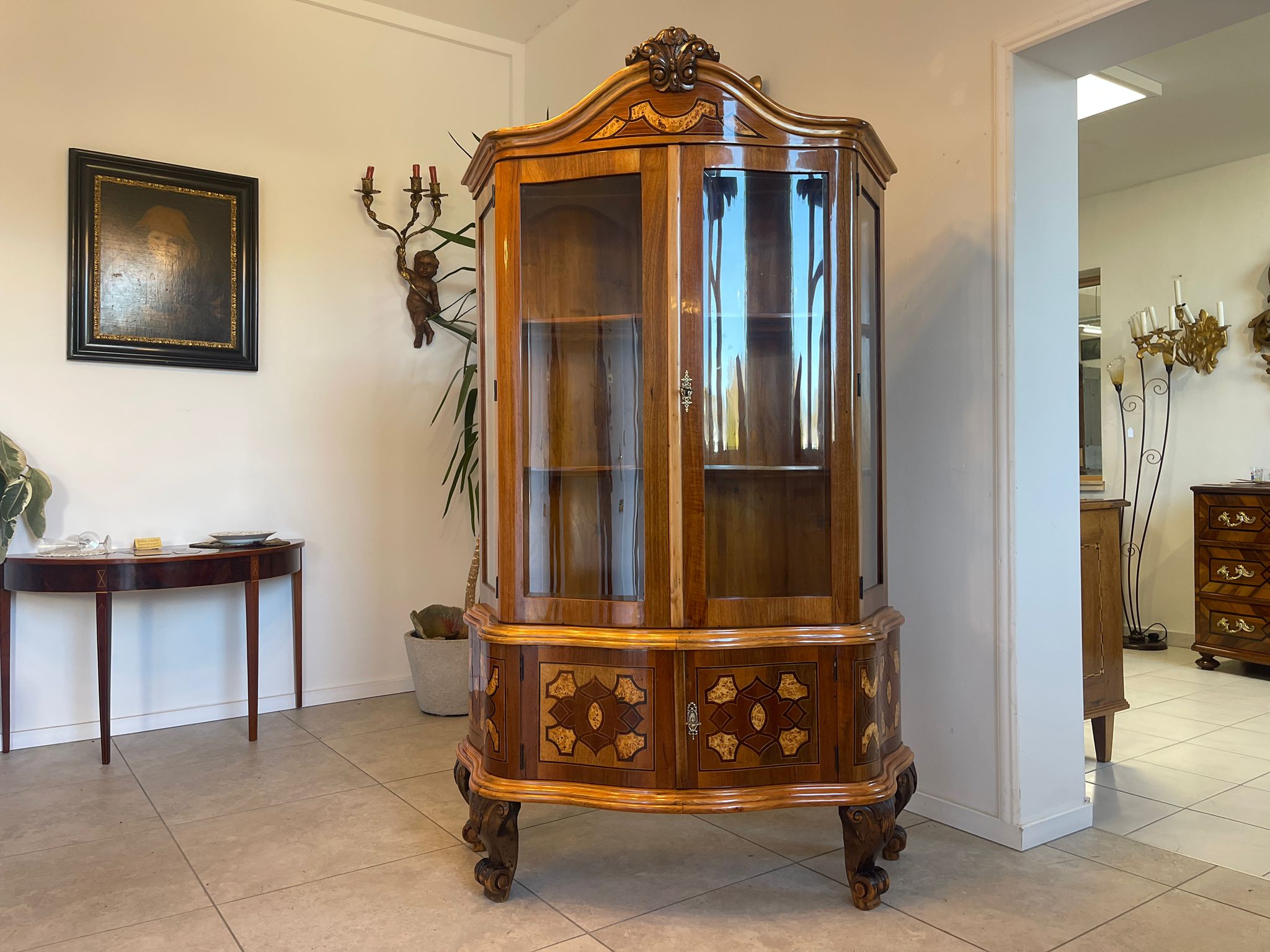 630cd4f7-9d63-48ed-884a-83ba366edb39 Restaurierte Barock Vitrine Glasschrank mit Marketerien aus Holz A5100