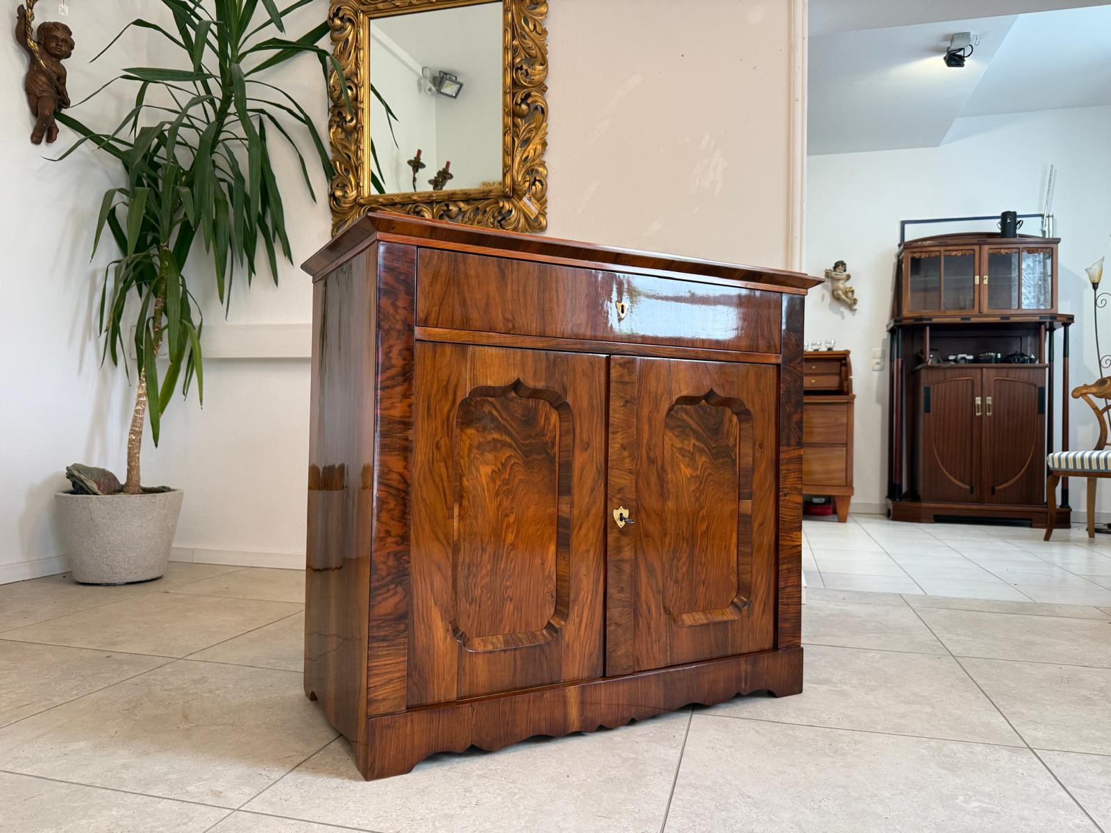 Sale Restaurierte Biedermeier Anrichte Trumeau Nussholz G1832-1