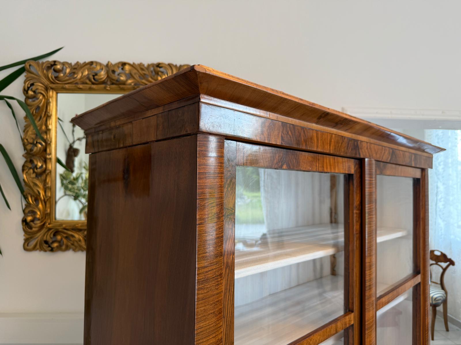 Biedermeier Vitrinenschrank Glasschrank Nussholz Antiquität G1797