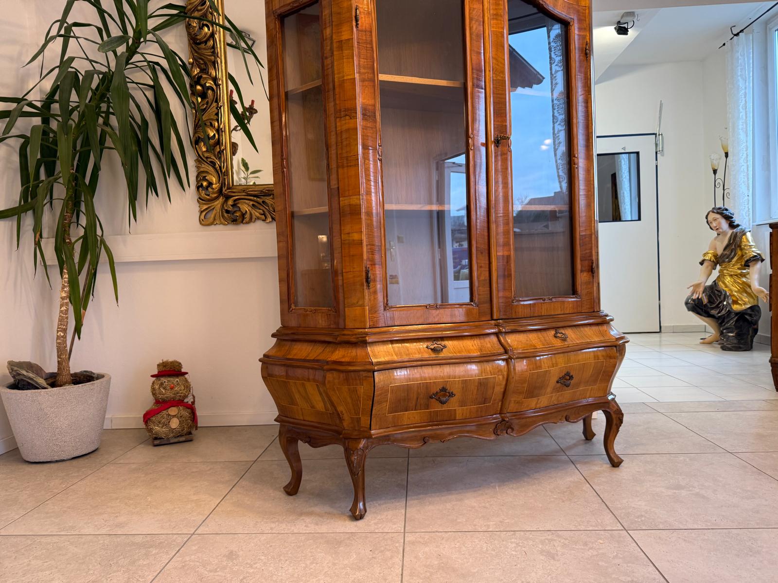 Barockstil Vitrine Intarsiert Nussholz Bücherschrank Stilschrank G2303