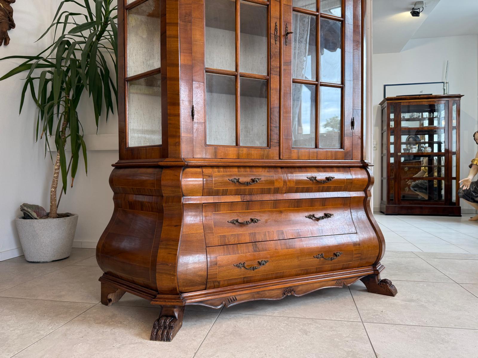 Barockstil Vitrine Nussholz Glasschrank Bücherschrank G2103