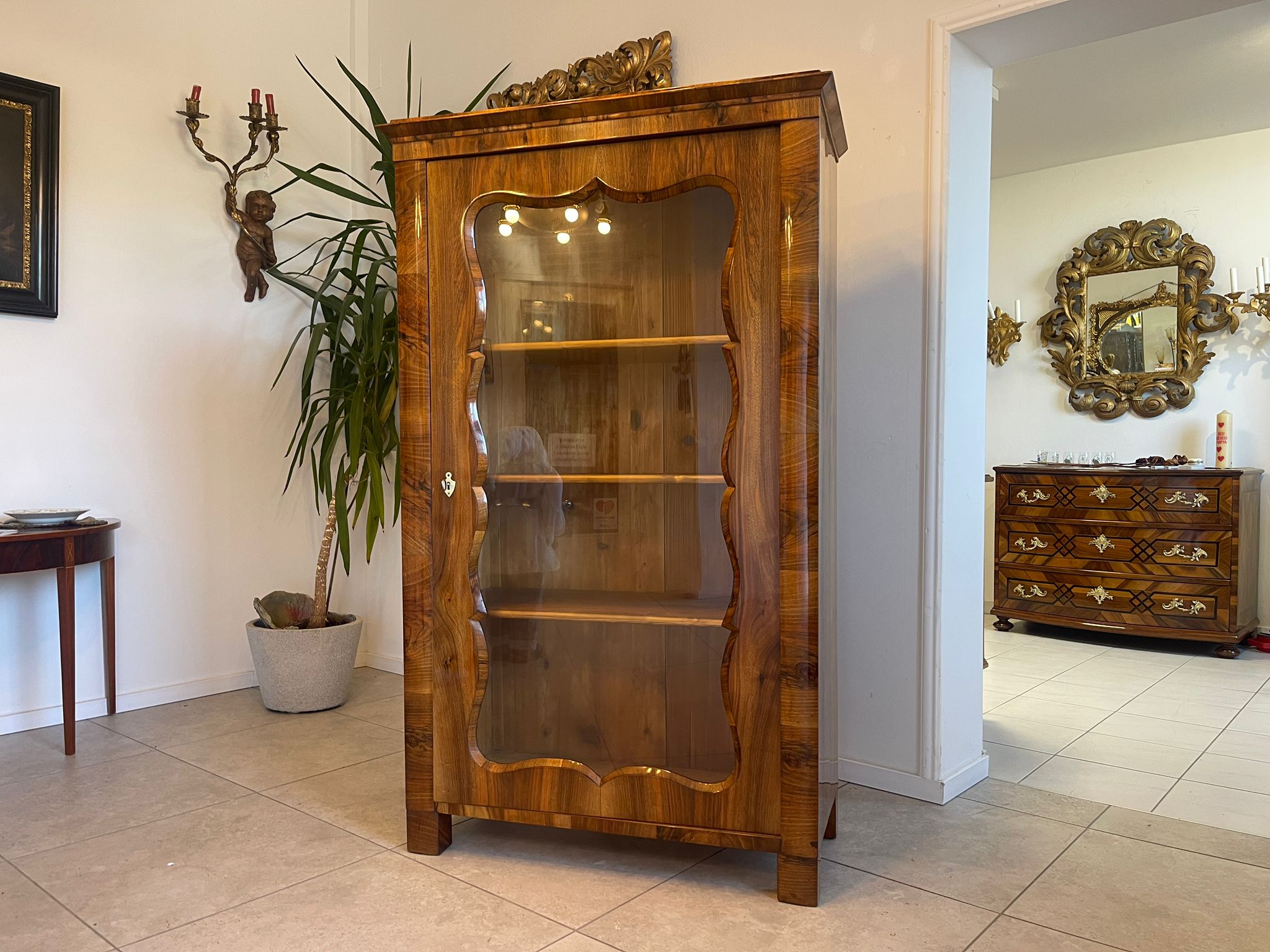 8bbfdcf7-78ea-41e8-bdd7-e4ed5758c4b2 SALE Biedermeier Vitrine Bücherschrank Sammlervitrine, Nussholz A5102
