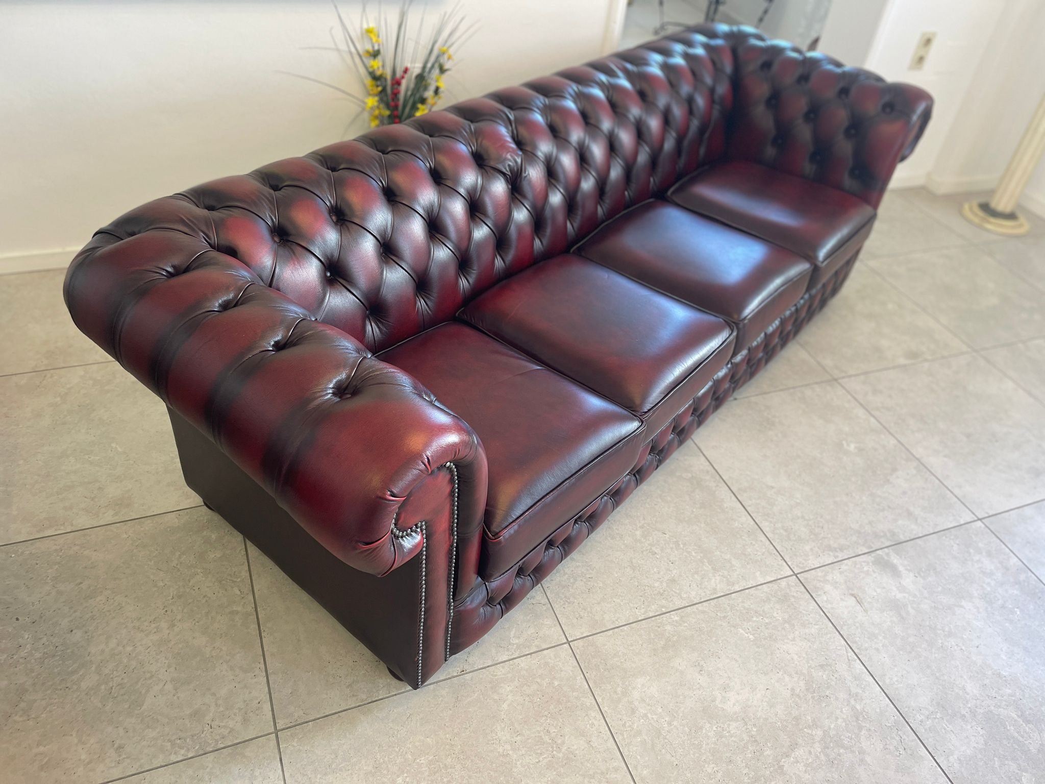 609a83a5-b3d2-4c09-8fd9-82cfe8ea8713 Chesterfield 4er Clubsofa Couch Oxblood Red A4479