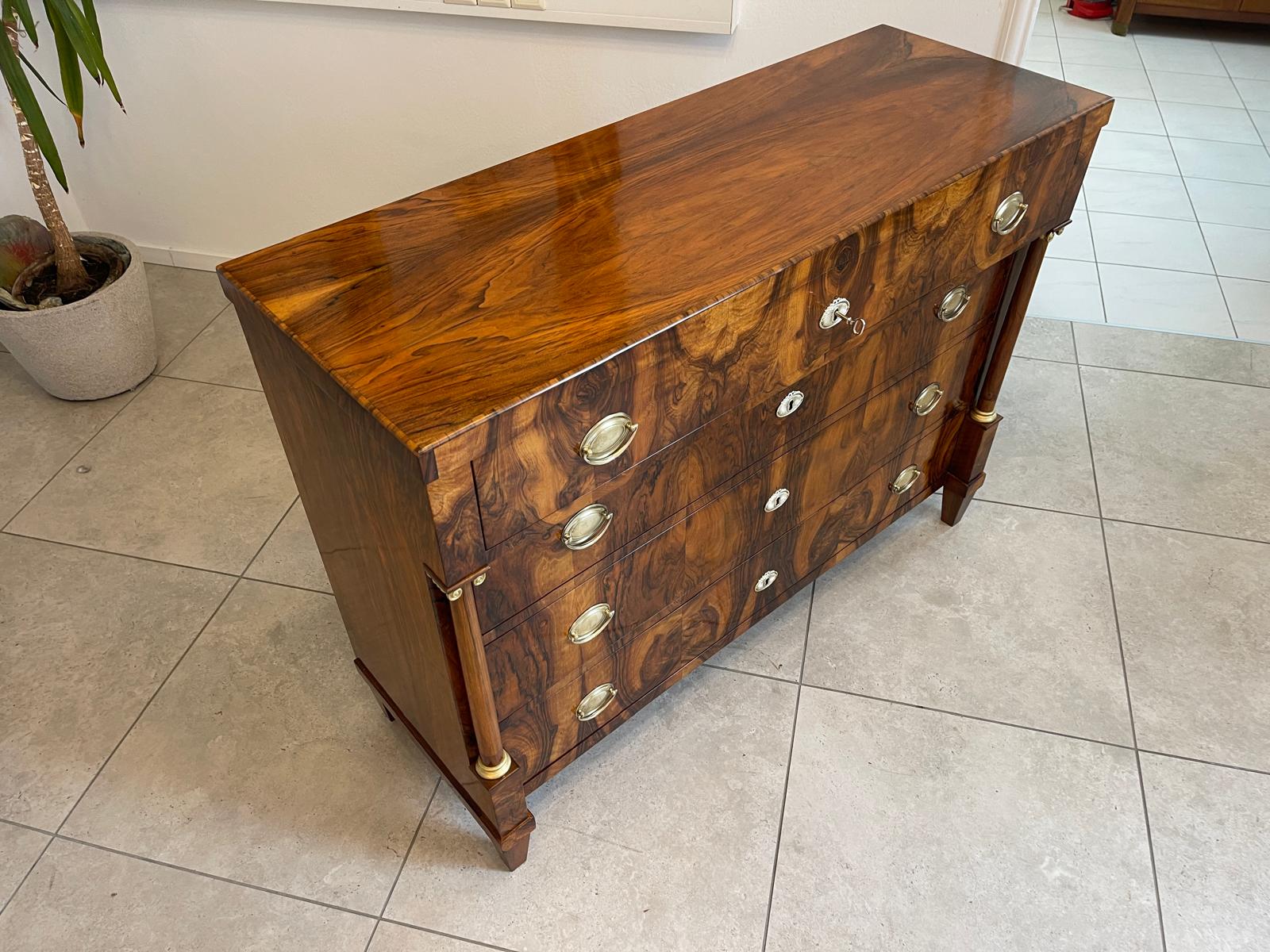 Restaurierte Nussholzfurnierte Empire Kommode Antiquität Säulenkommode G1188