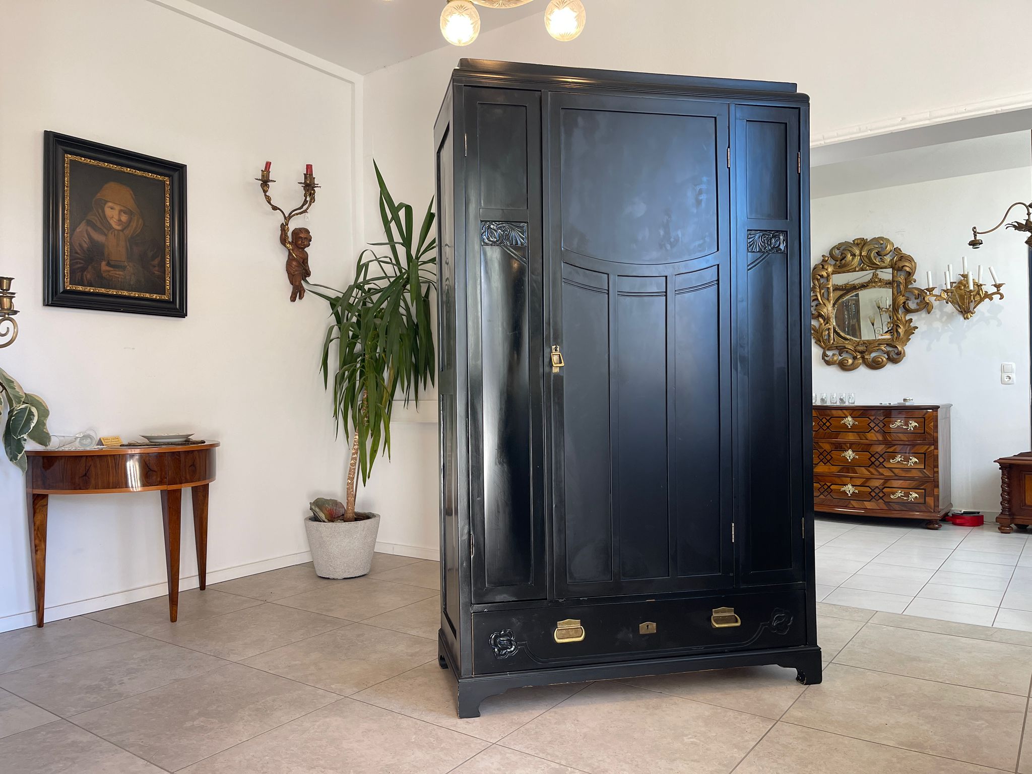 c44ed378-f330-4511-8c44-c13b89da97b7 Jugendstil Garderobenschrank Schwarz - Antiker Schrank mit floralen Mustern A5051