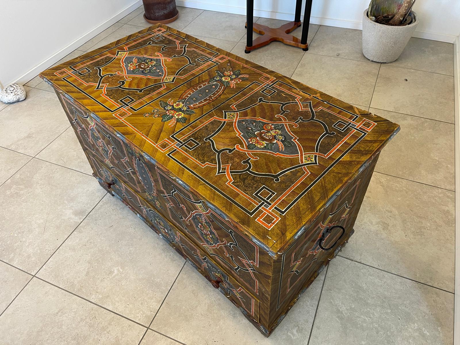 Urige gefasste bemalte Bauerntruhe mit Blumenmotiven G1270