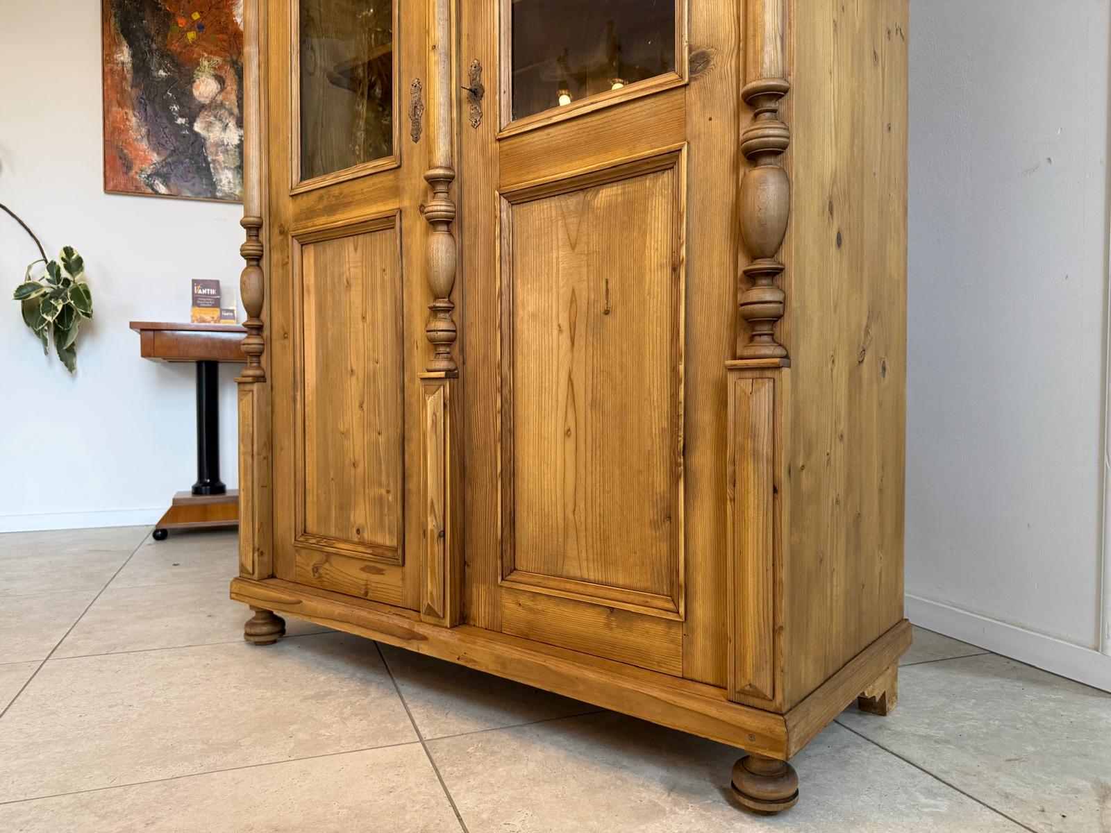 Vitrinenschrank aus der Epoche der Gründerzeit Bücherschrank D2285