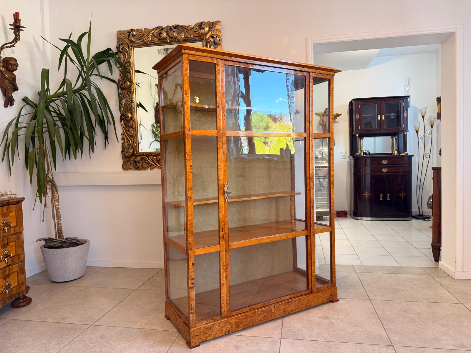 Restaurierte Biedermeier Vitrinenschrank Glasschrank Pappelholz Antiquität D2768