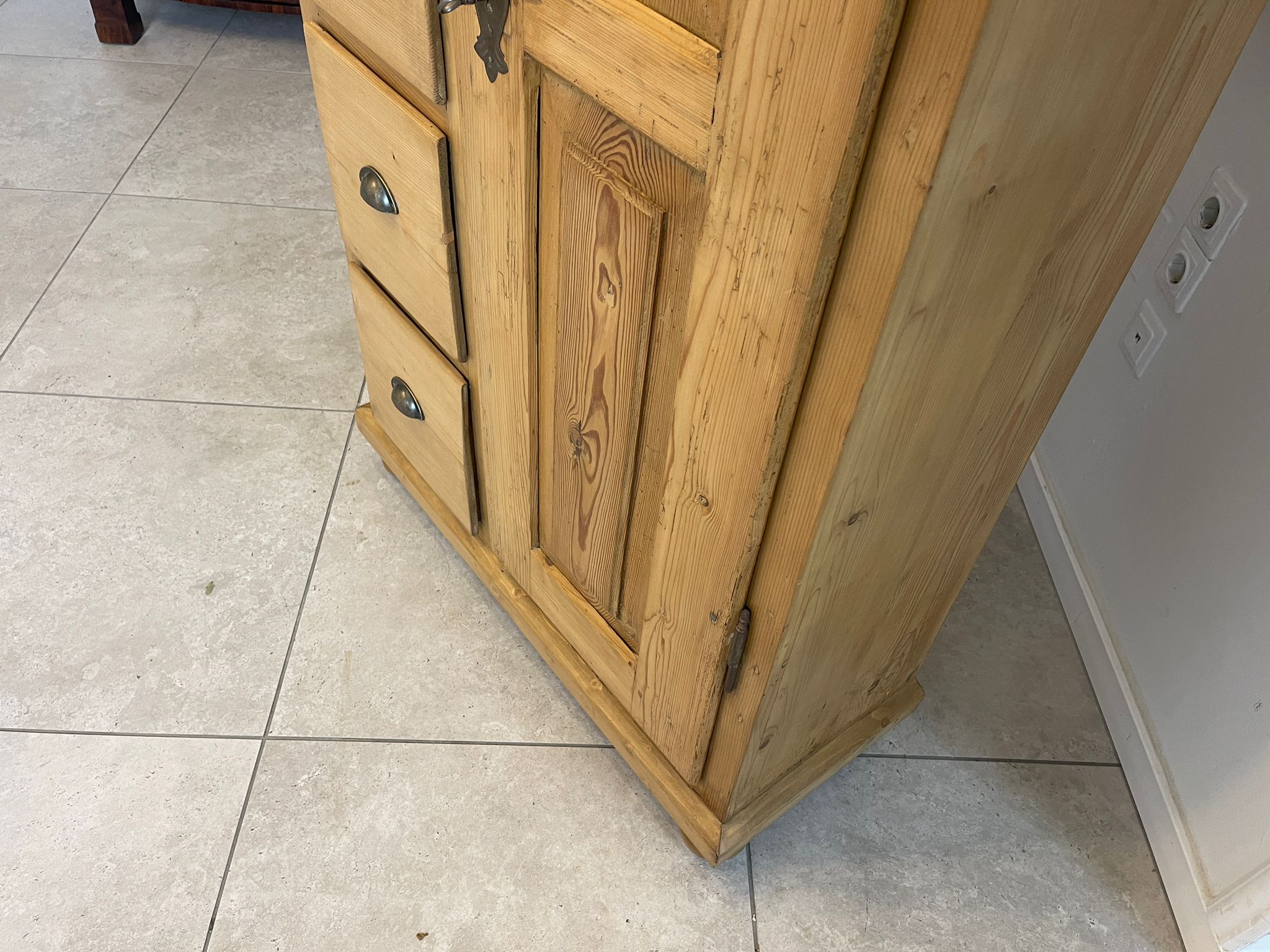 a7736670-4919-4083-9769-05fc81a9a8a3 Bäuerlicher uriger Brotschrank Almerschrank Speiskasten Bauernkasten A5034