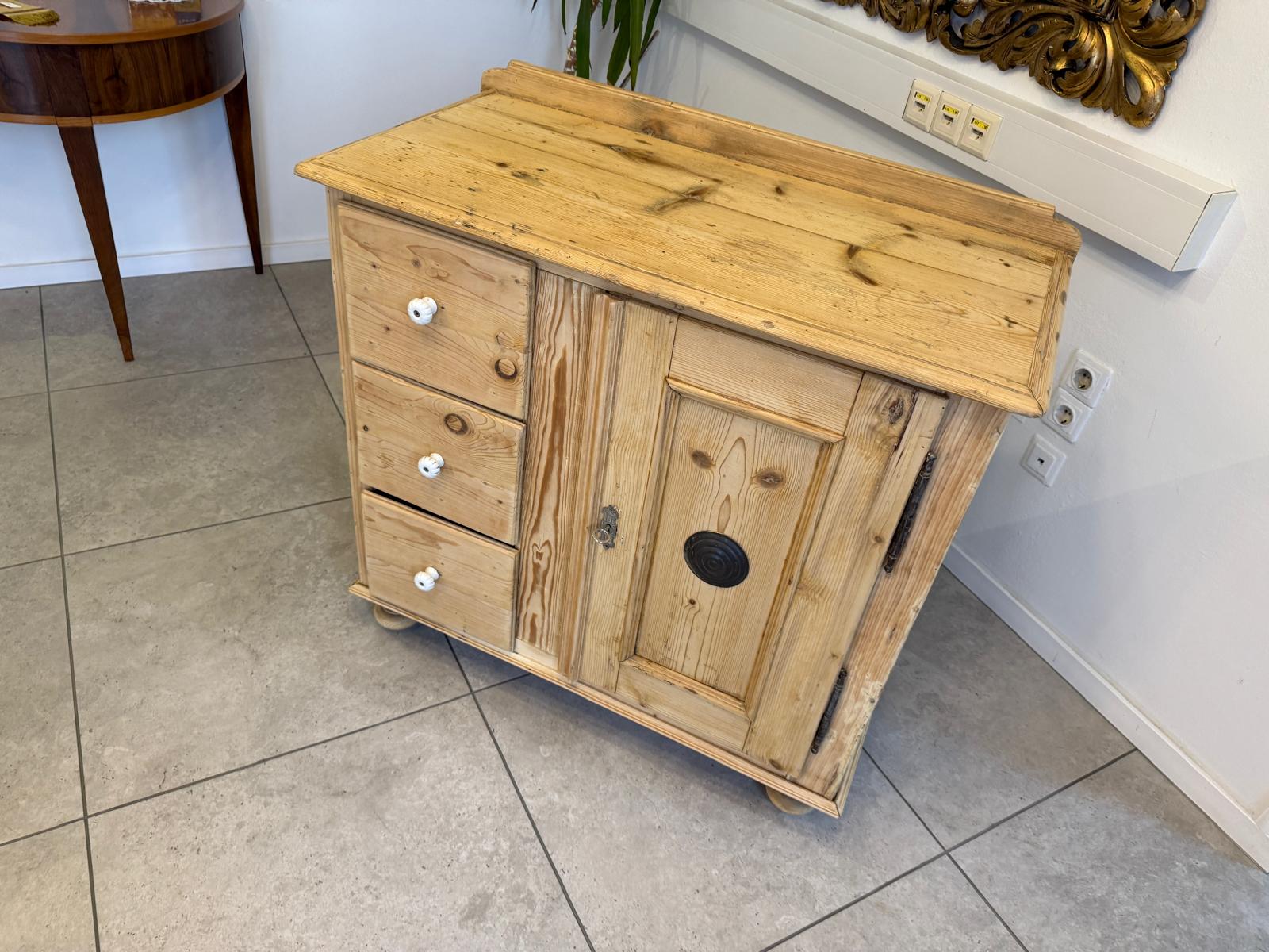 Uriger Brotschrank Biedermeier Almerschrank Vorratsschrank Bauernkasten D1101