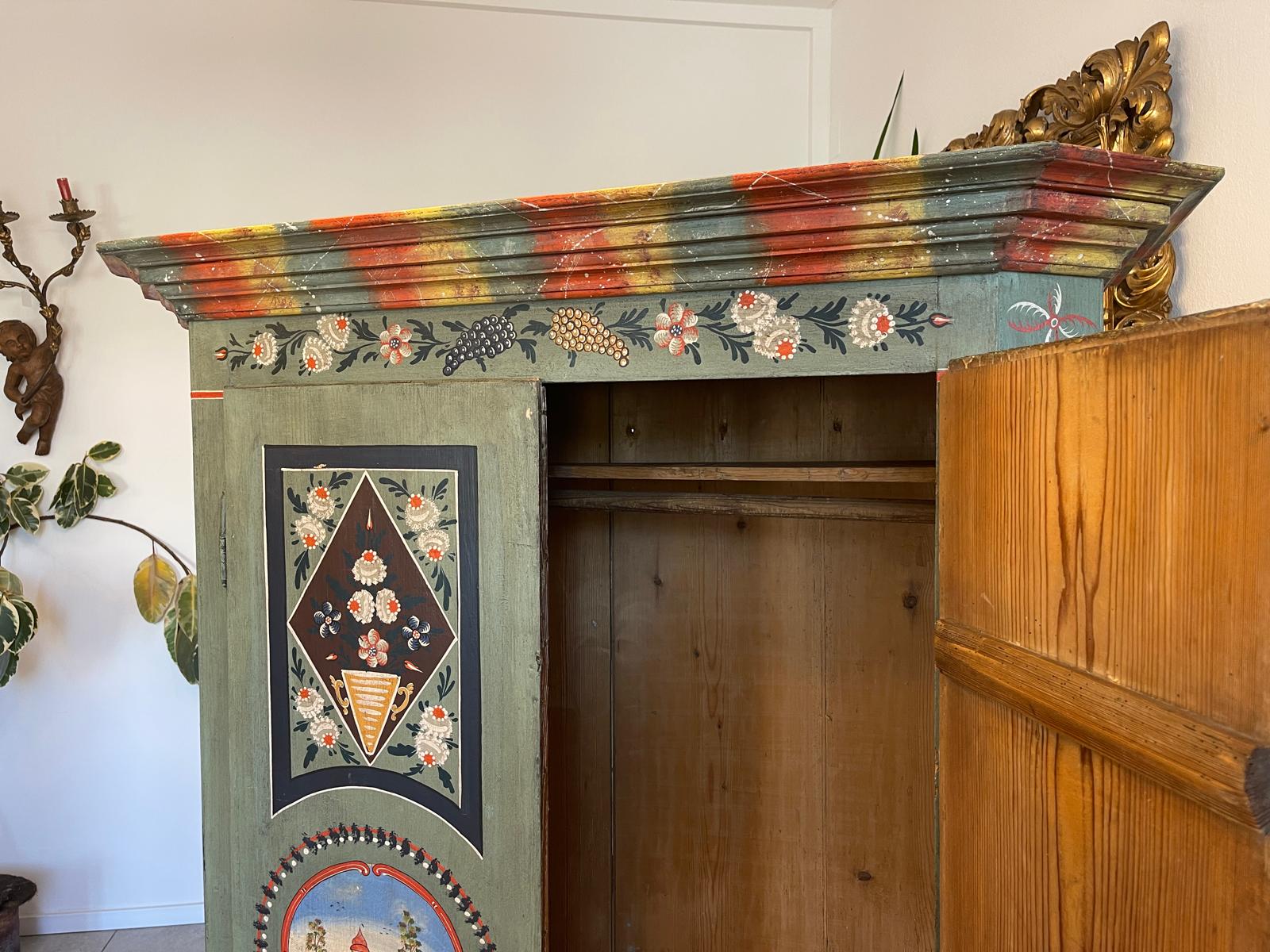 Handbemalter Bauernschrank mit Blumendekor, antiker Bauernkasten G1306