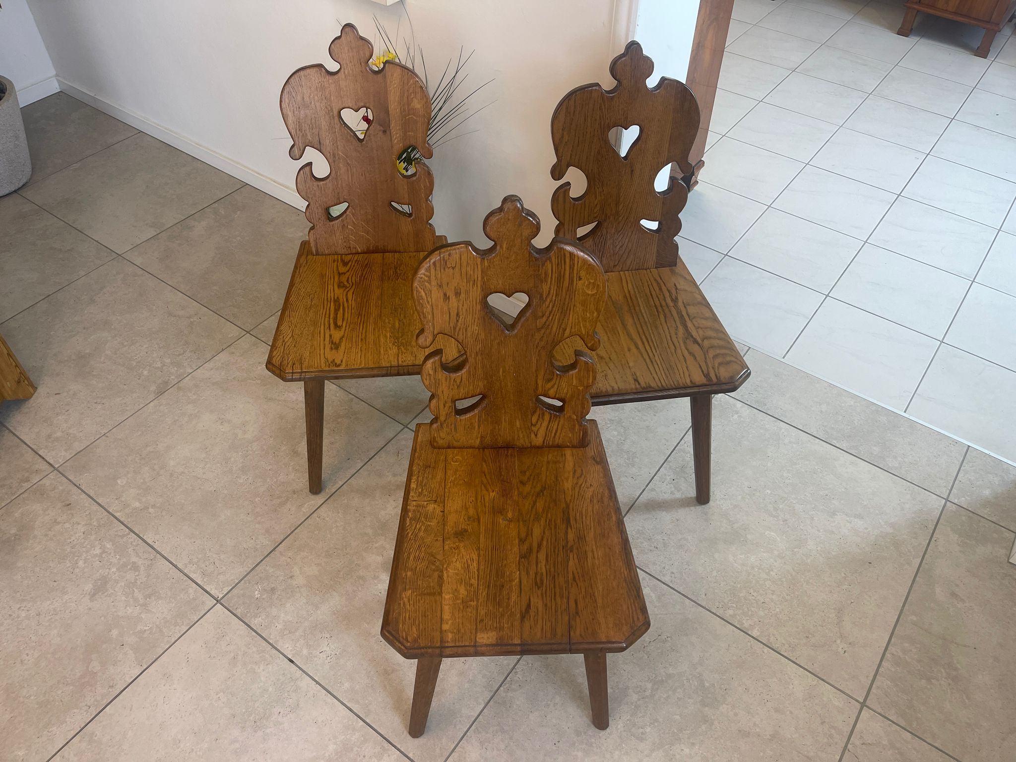 5b9ef43b-eb59-4e91-8efc-bec0e57222a7 3 alte Bauernsessel Stuhl Landhaussessel A4690