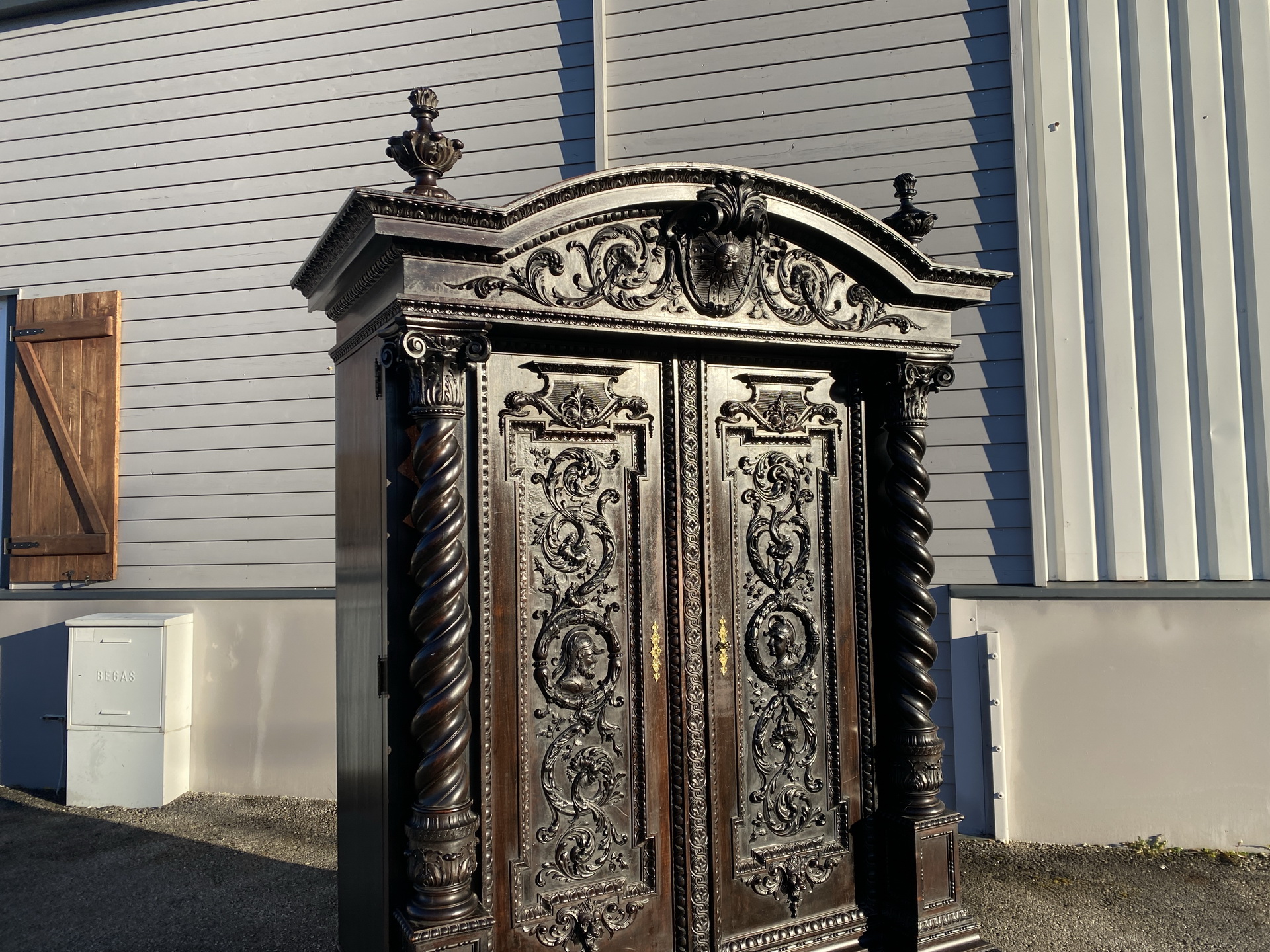 Monumentaler Renaissance Hallenschrank Prachtschrank B2064
