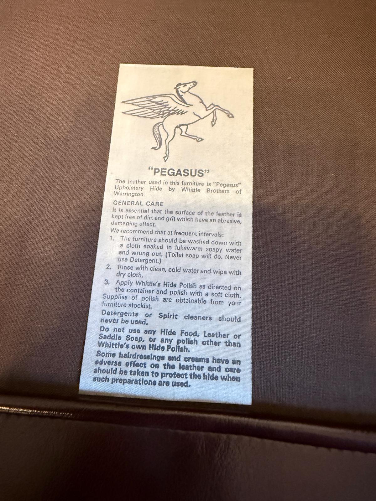 Chesterfield Ensemble 3 teilig Ledersofa Fauteuils Clubmöbel Cultmöbel D1110