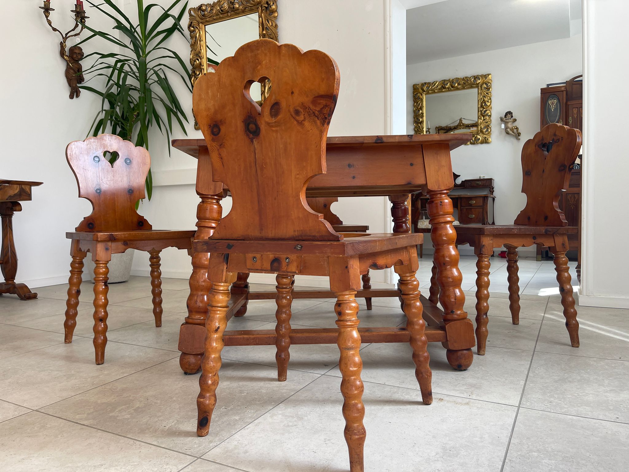 Bäuerliche Sitzgruppe Tisch 4 Bauernsessel Zirbenholz G1660