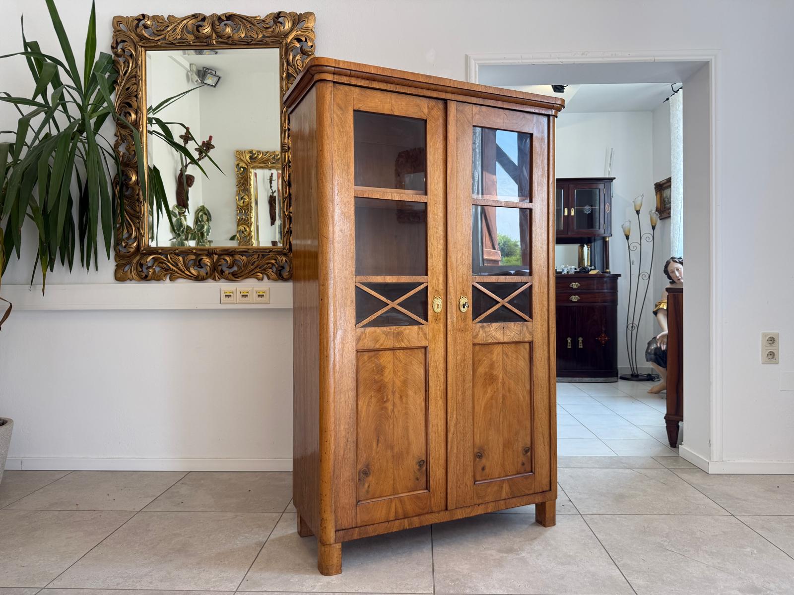 Biedermeier Vitrine Bücherschrank Nussholz Originalstück Antiquität D2655